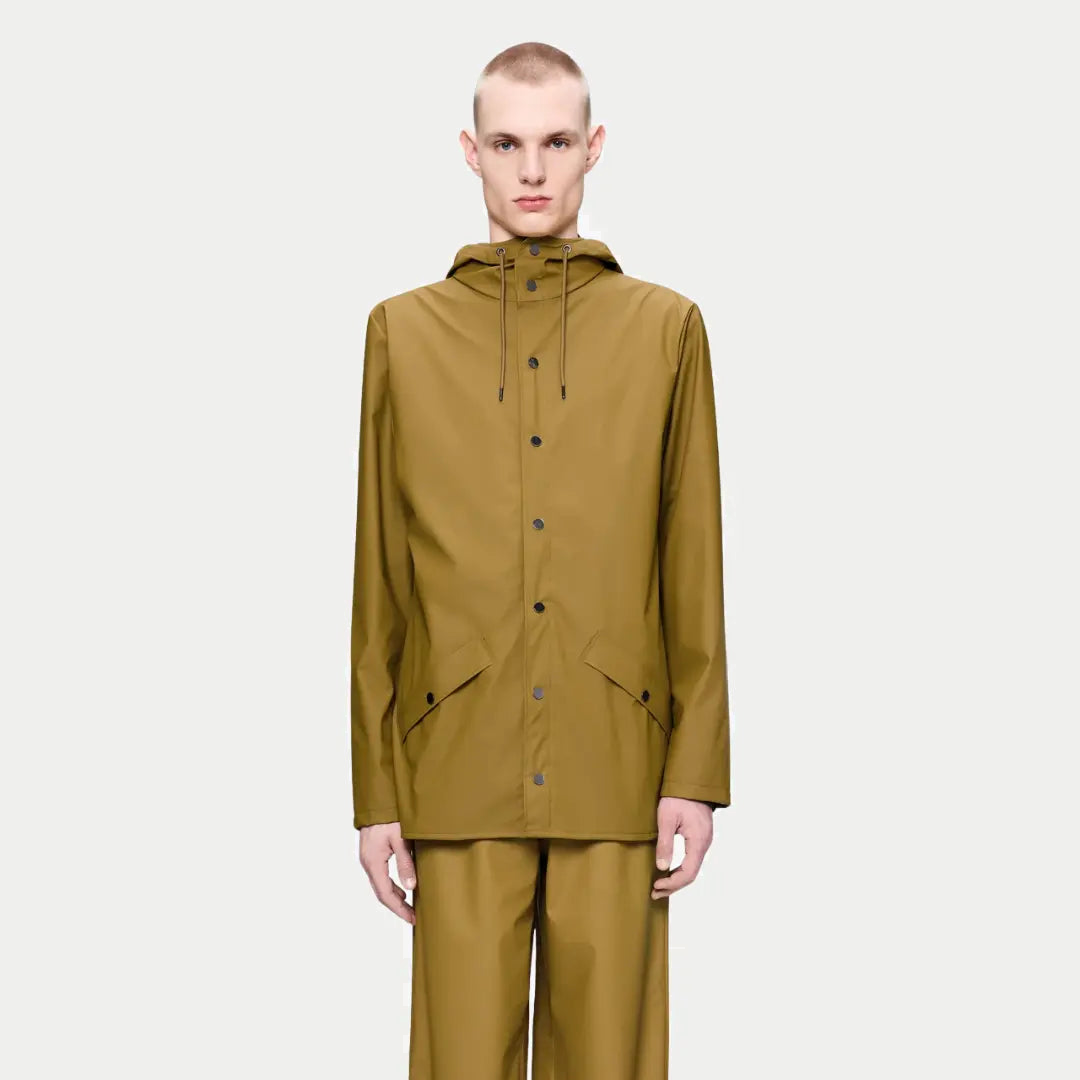 Jacket Dawn portée fermée, coupe droite courte et cordon de capuche ton sur ton