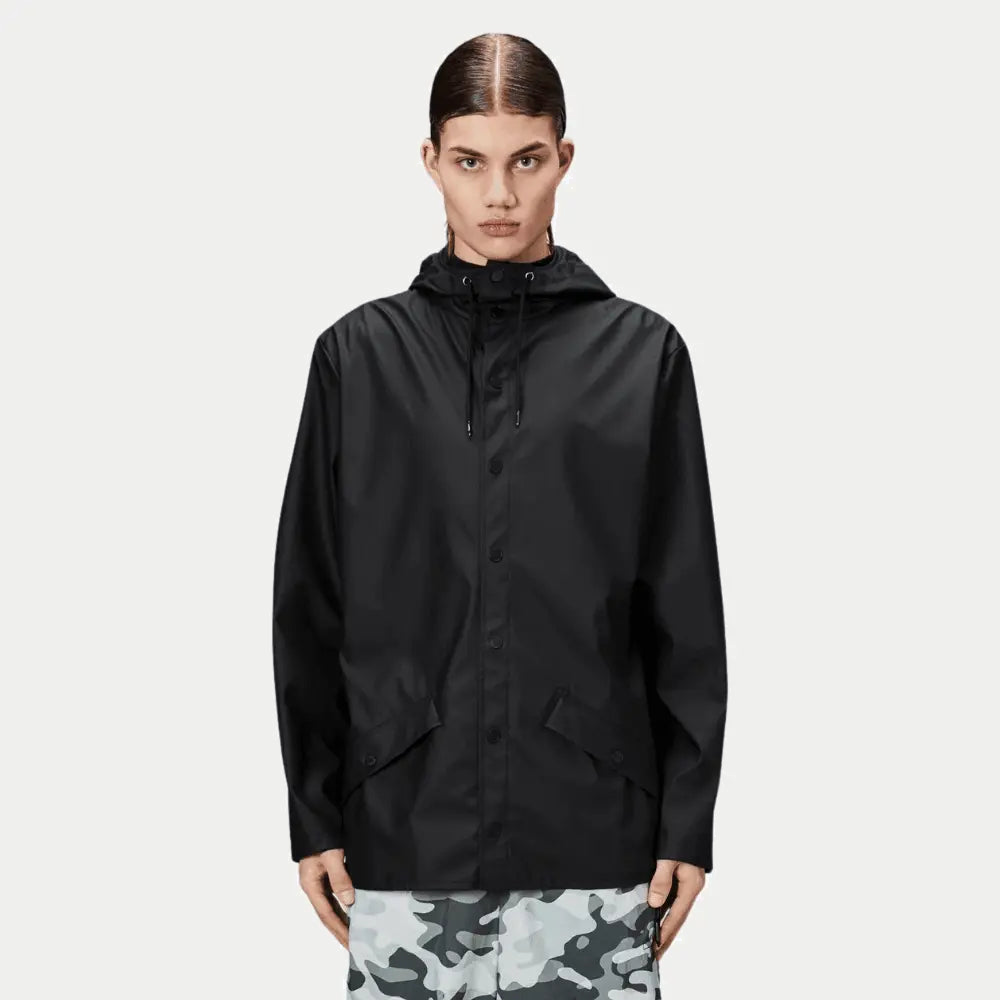 Jacket noire portée fermée, poches à rabat basses et cordon de capuche noir