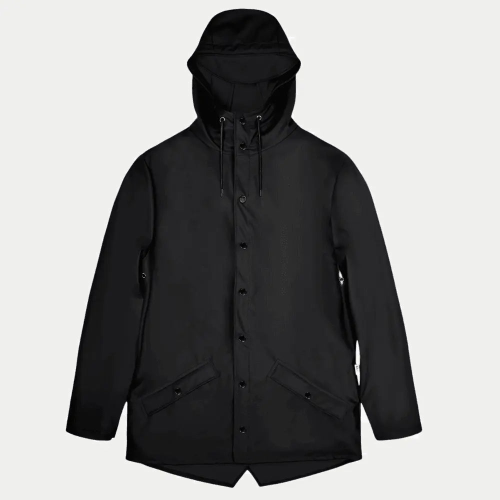 Jacket noire à plat, capuche relevée et pressions mates sur la patte de boutonnage