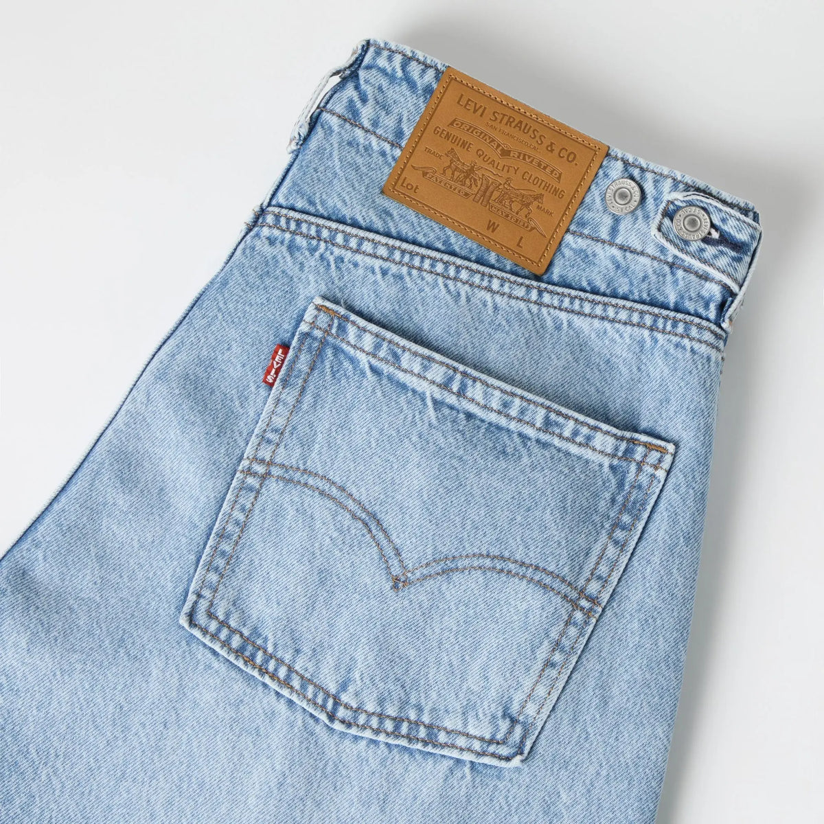 Détail du jean Levi's Baggy Barrel Running The Race : patch cuir Levi Strauss & Co, red tab et boutons de réglage de taille