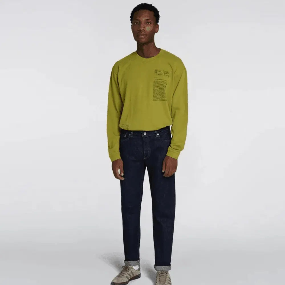 Jean Selvedge Regular Tapered Blue Rinsed porté de face, revers aux chevilles, silhouette entière