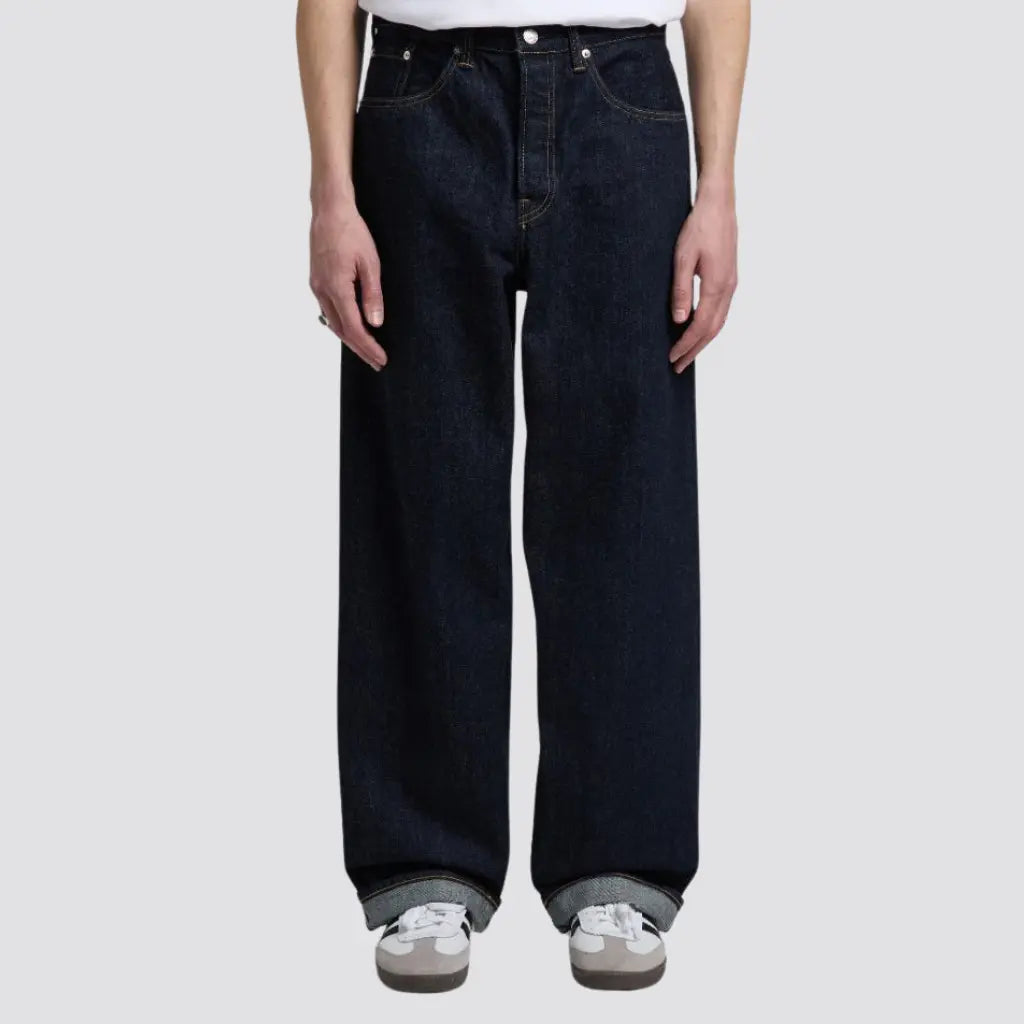 Jean Selvedge Wide Pant Blue Rinsed porté de face, tombé large de la hanche à la cheville