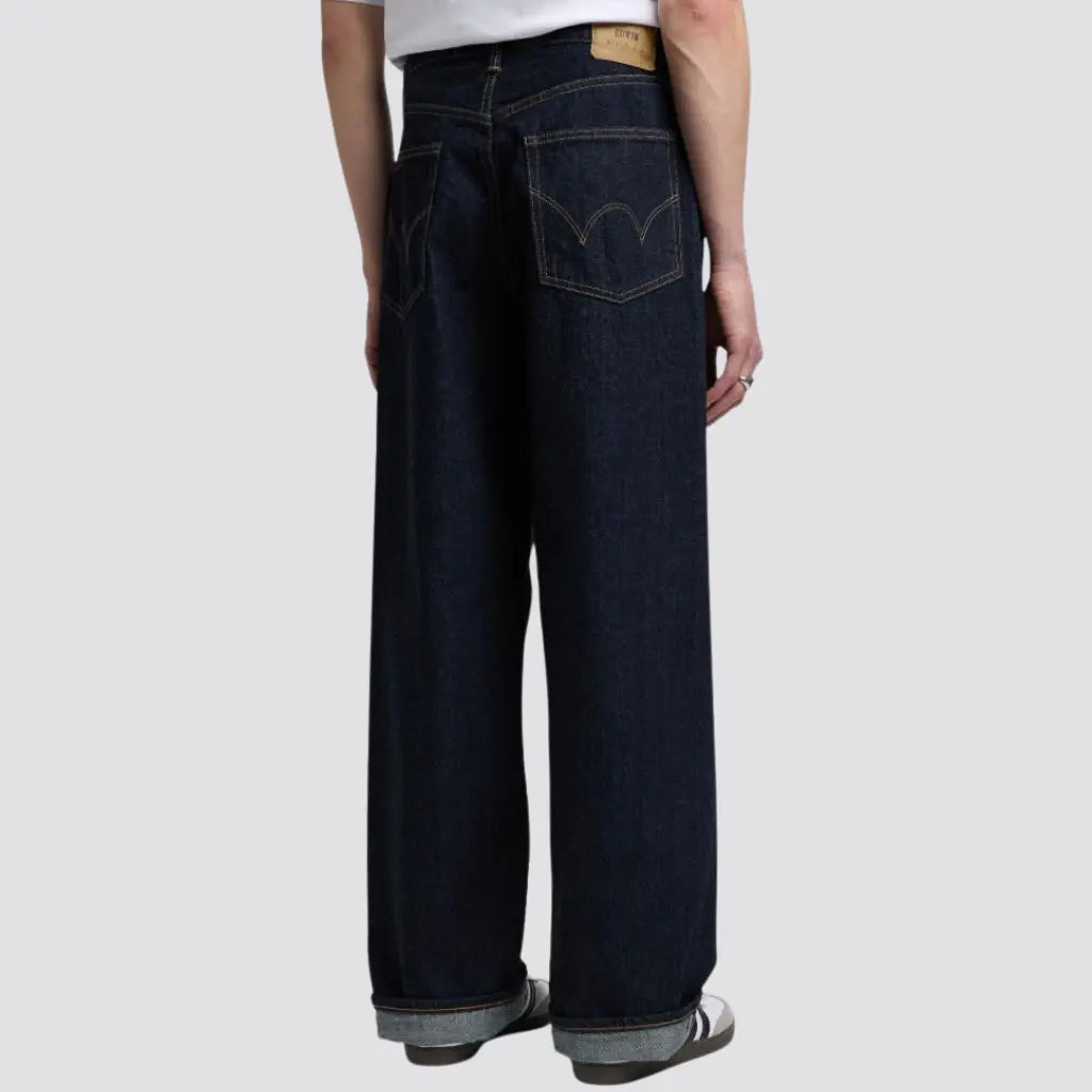 Jean Selvedge Wide Pant Blue Rinsed porté de dos, revers marqués et coupe volumineuse