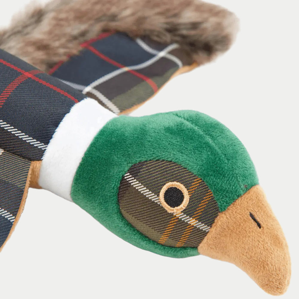 Détail de la tête verte du jouet faisan Barbour : œil brodé, bec camel et collier blanc