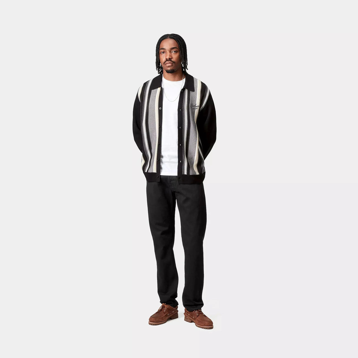 Klondike Pant Black One Wash porté avec un cardigan rayé Carhartt WIP, tombant droit sur la chaussure