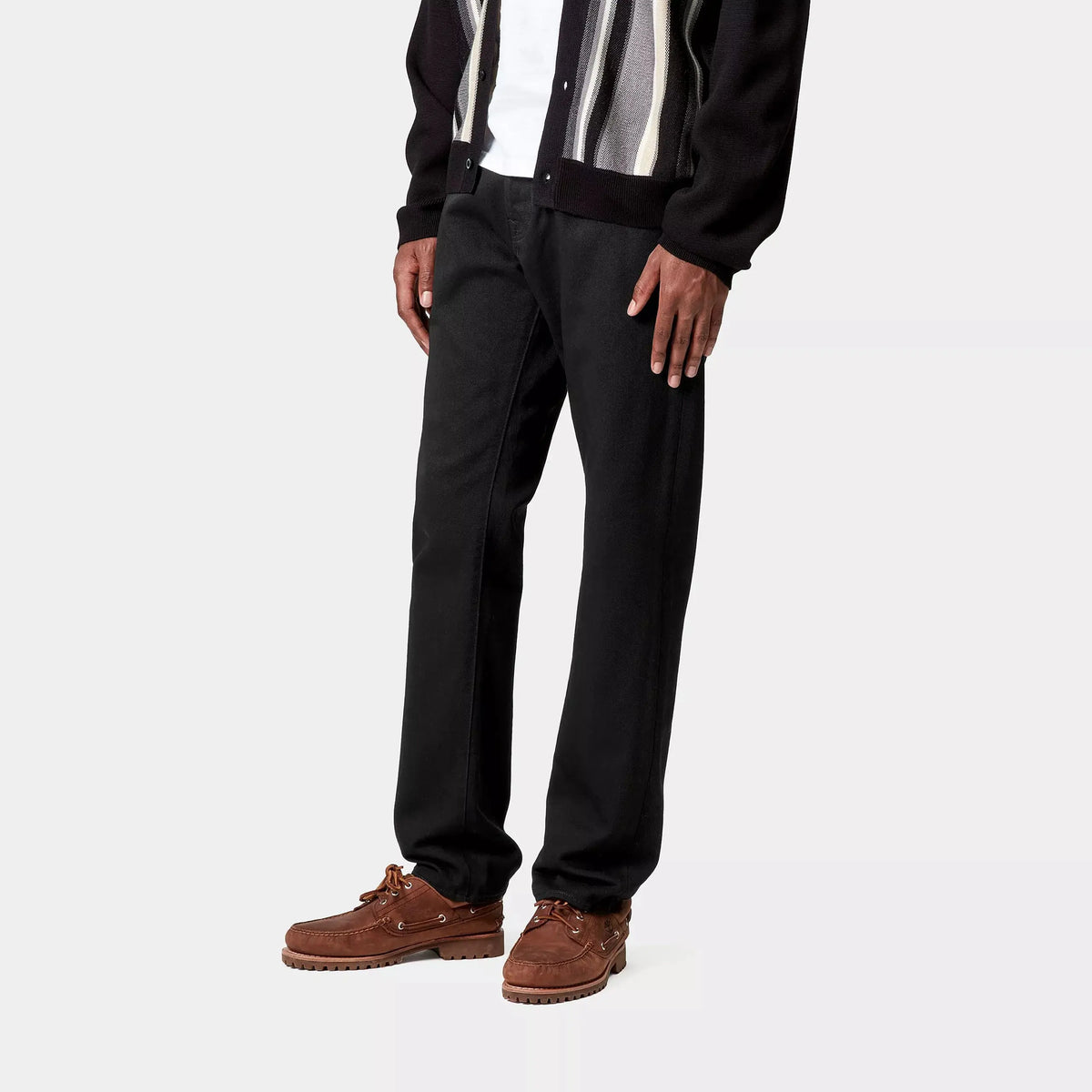 Klondike Pant Black One Wash Carhartt WIP porté de trois quarts, jambe droite et noir mat sans délavage
