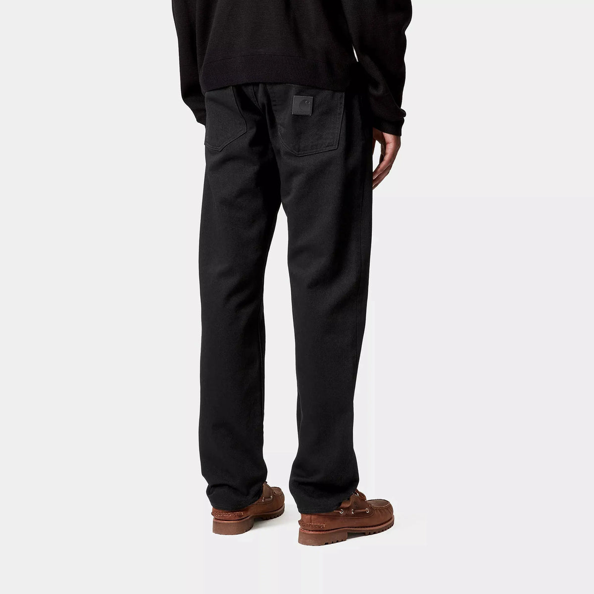 Klondike Pant Black One Wash porté de dos, poches plaquées et coutures ton sur ton sur denim noir profond