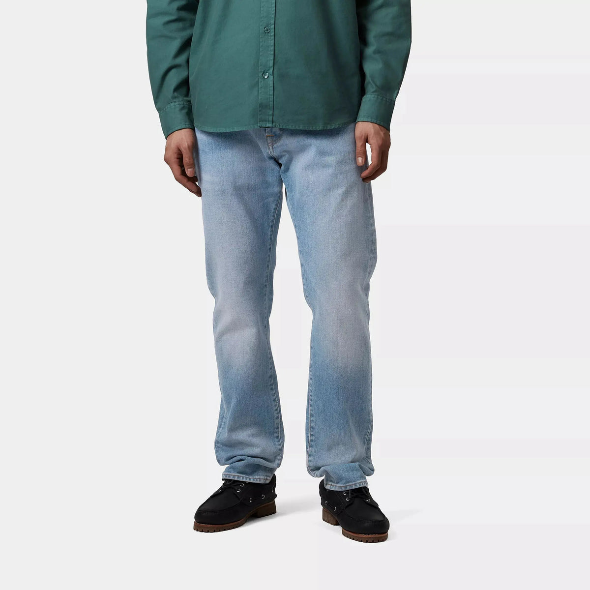 Klondike Pant Light Used Carhartt WIP porté de face, bleu clair lumineux et cuisses fortement éclaircies