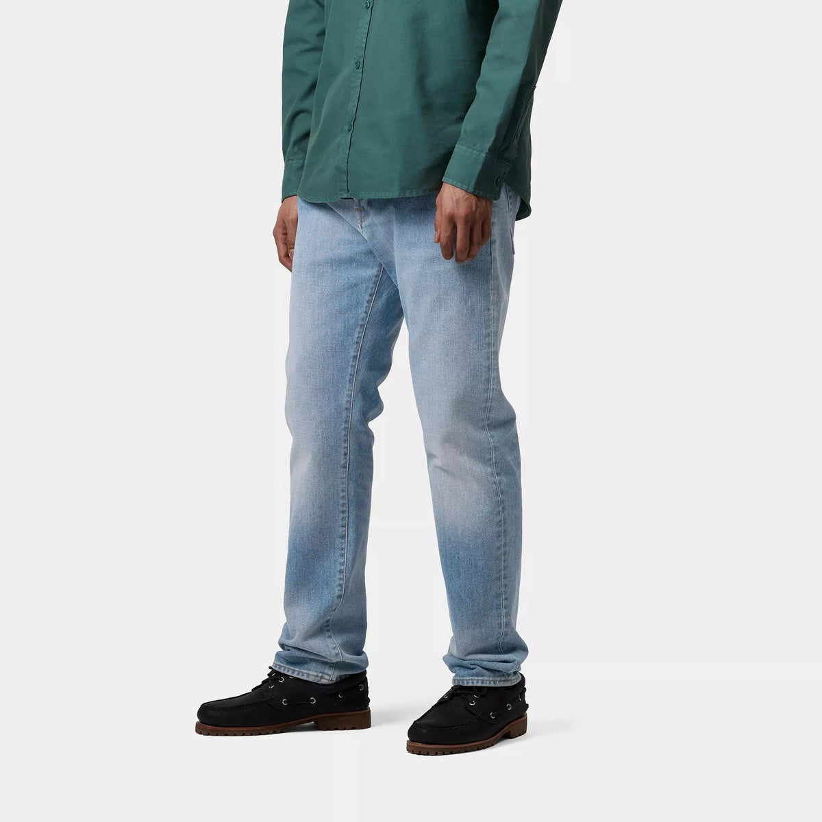 Klondike Pant Light Used vu de trois quarts, couture latérale blanchie et bleu clair sur toute la jambe
