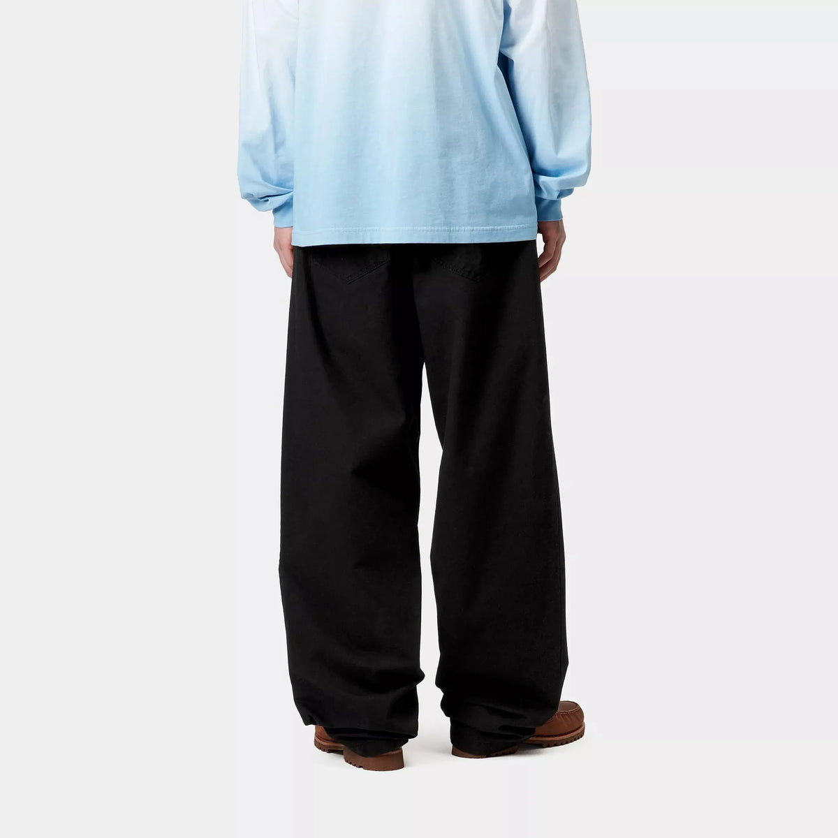 Landon Pant Noir porté de dos, coupe très ample au fond profond, ourlet qui s'empile largement sur la chaussure