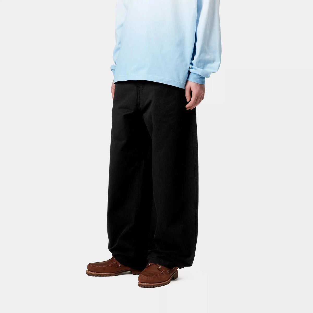Landon Pant Noir de trois quarts, volume ballon marqué sur la cuisse et jambe qui reste large jusqu'à l'ourlet