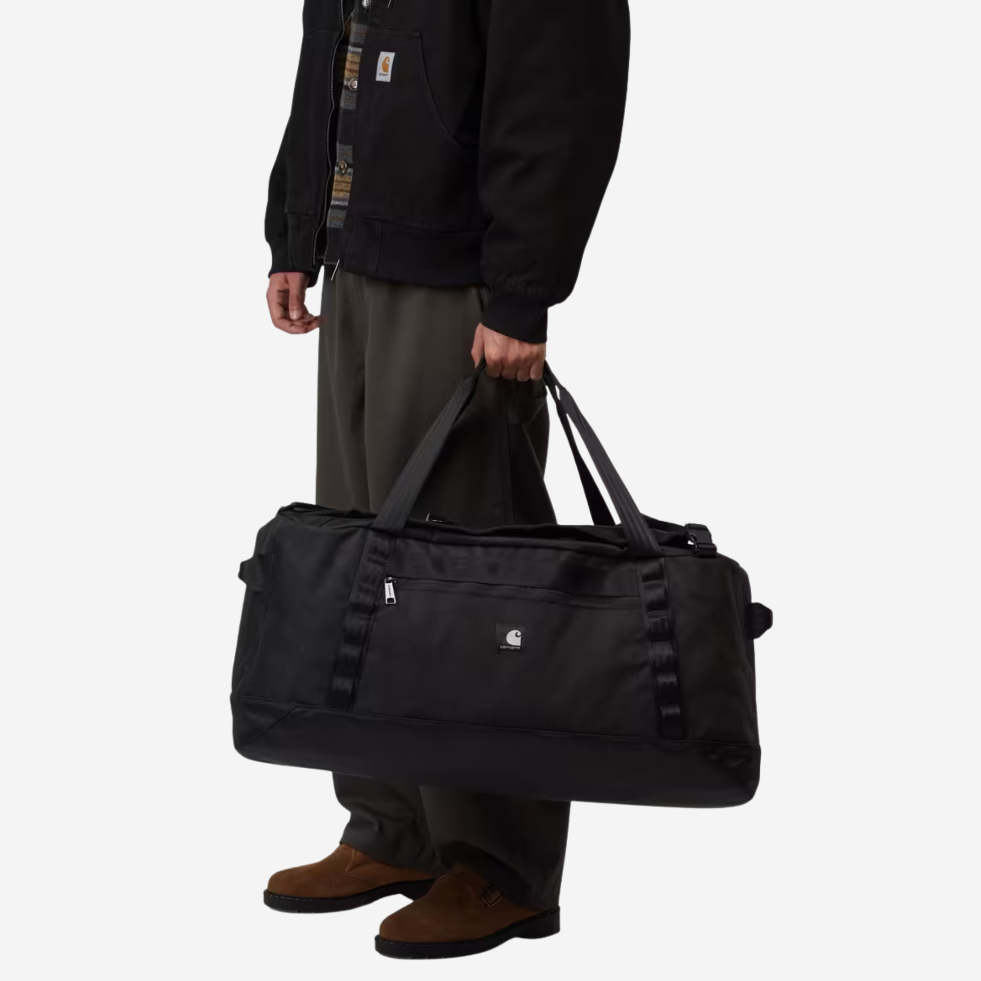 Sac de voyage Richmond noir Carhartt WIP porté à la main par les deux poignées supérieures