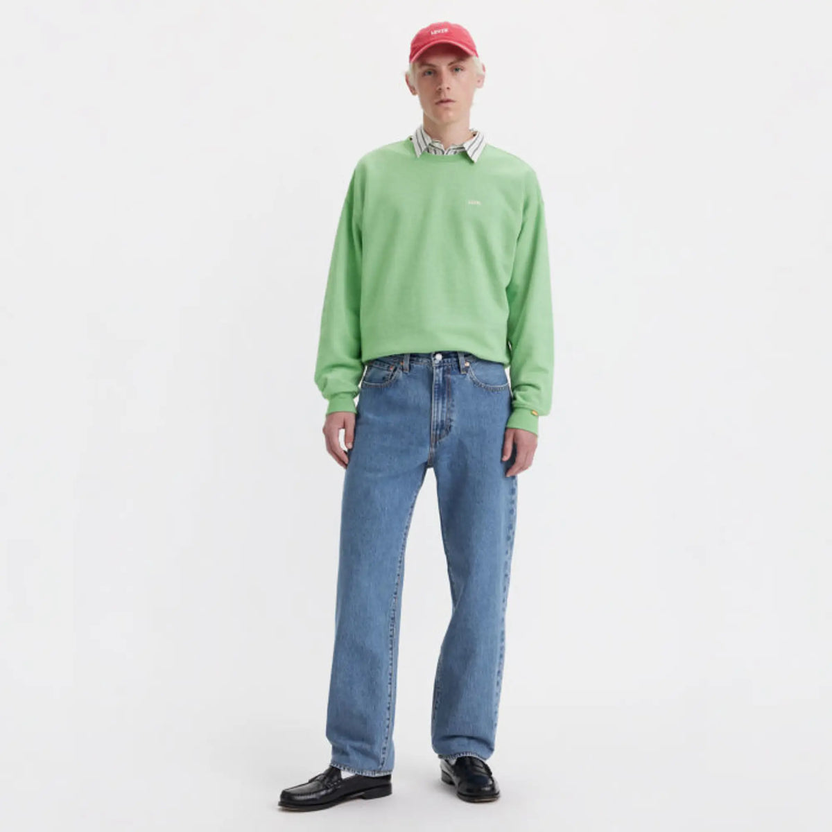 Jean Levi's 568 Loose Straight Blue Essentials porté de face en pied, coupe loose et jambe droite jusqu'à la cheville