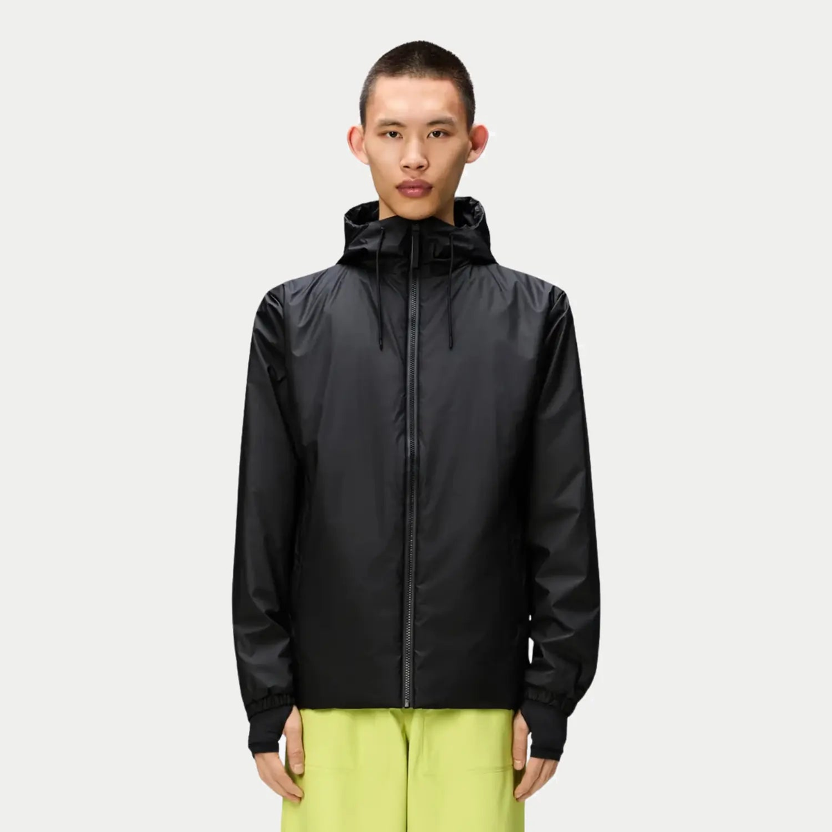Lohja Insulated Jacket noire portée, poignets bord-côte et surface satinée matelassée