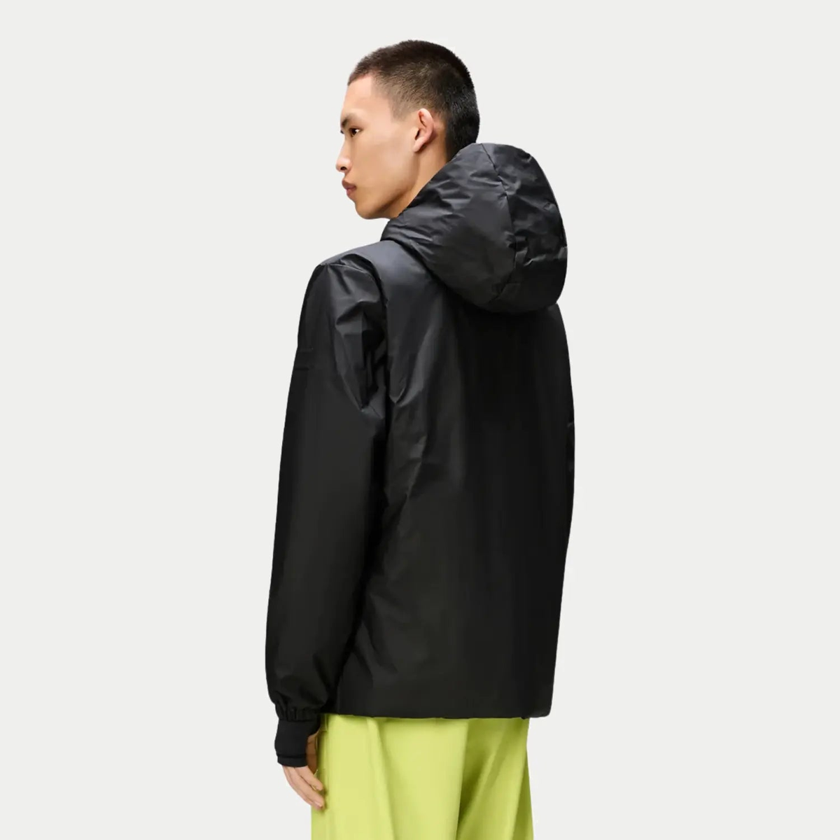 Dos de la Lohja Insulated Jacket noire portée, capuche haute et épaules lisses
