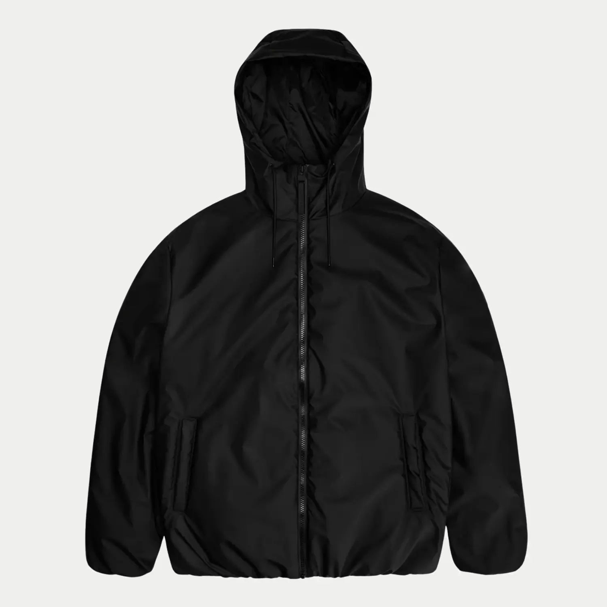 Lohja Insulated Jacket noire à plat, zip central, capuche garnie et bas élastiqué