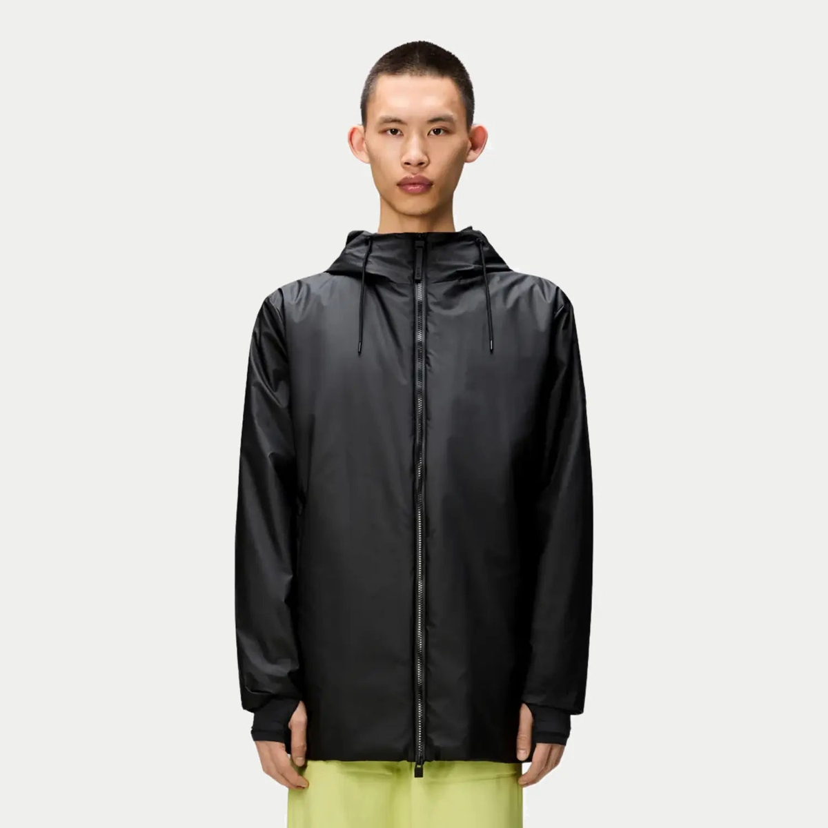 Lohja Long Insulated Jacket noire portée, zip intégral descendant sous les hanches