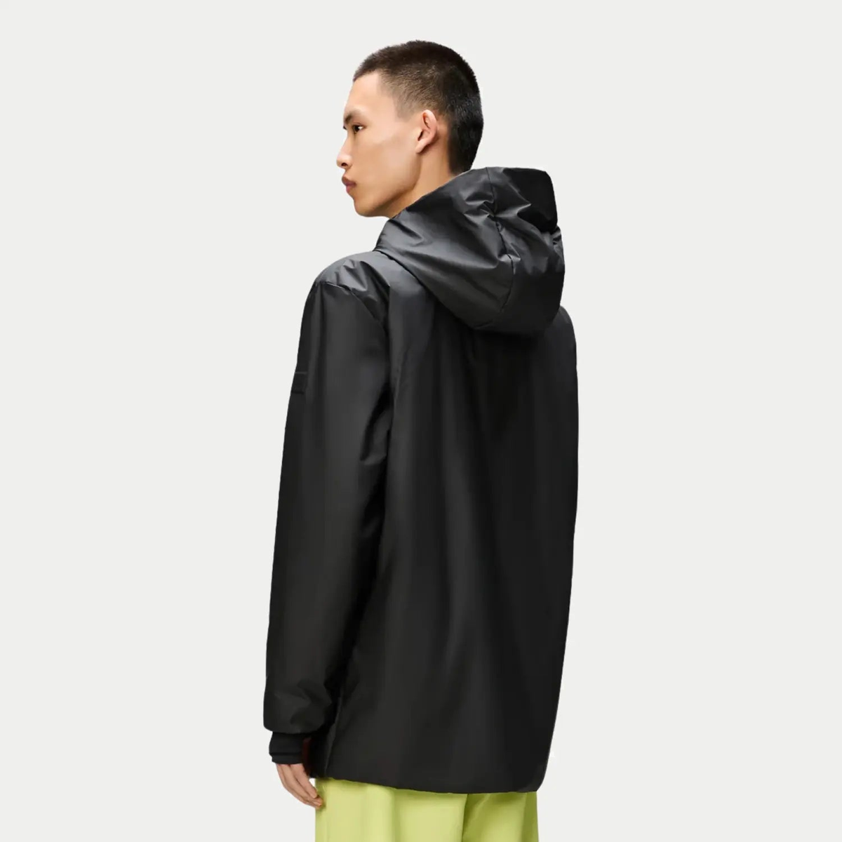 Dos de la Lohja Long Insulated Jacket noire portée, capuche garnie et dos long couvrant