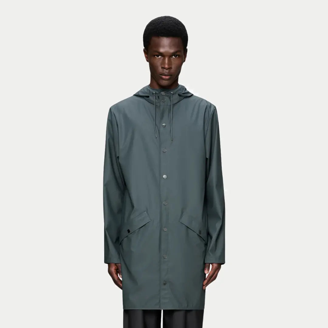 Long Jacket Dark Grey portée fermée, longueur mi-cuisse et col montant cordé