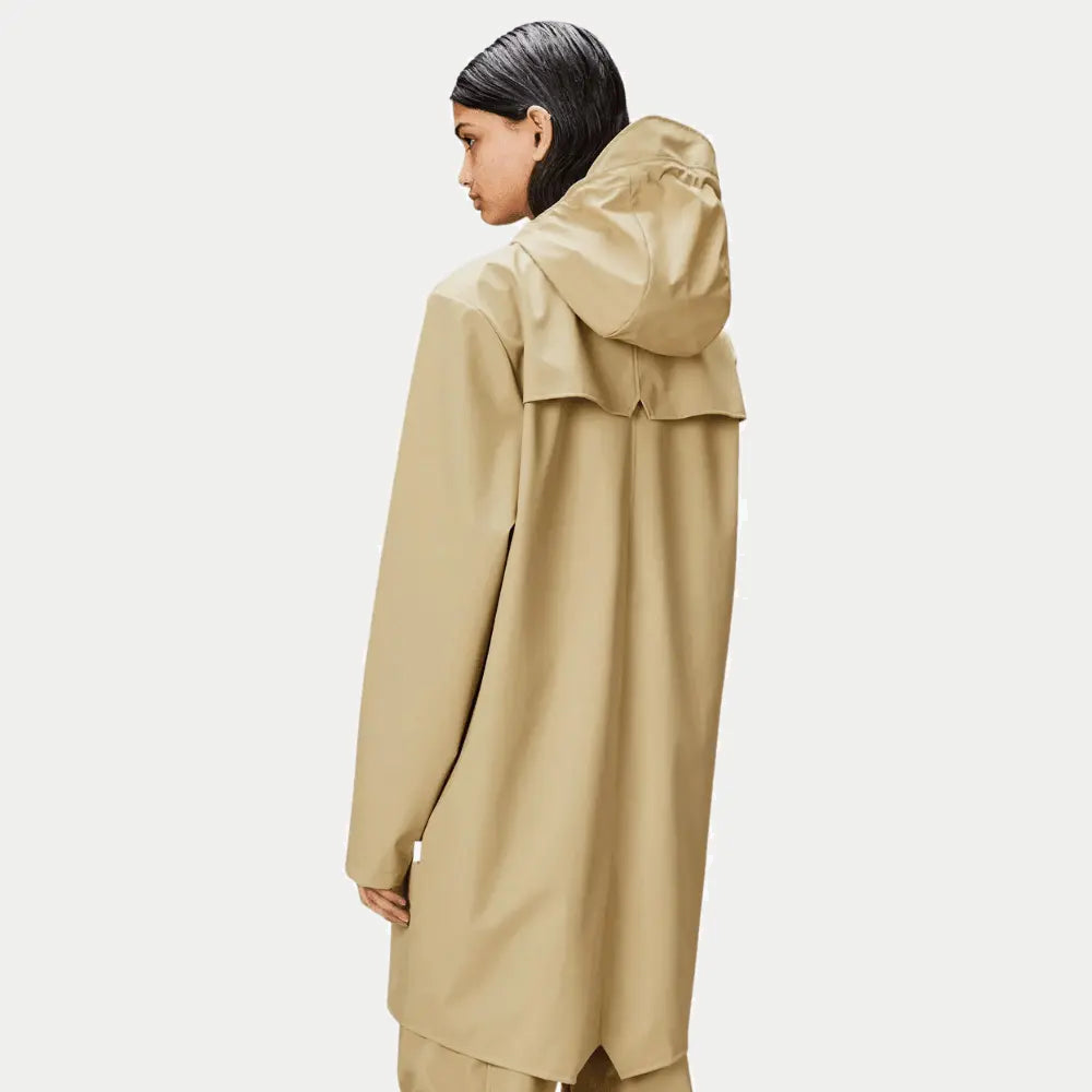 Dos de la Long Jacket Sand portée, empiècement d'aération et tombé long jusqu'aux cuisses