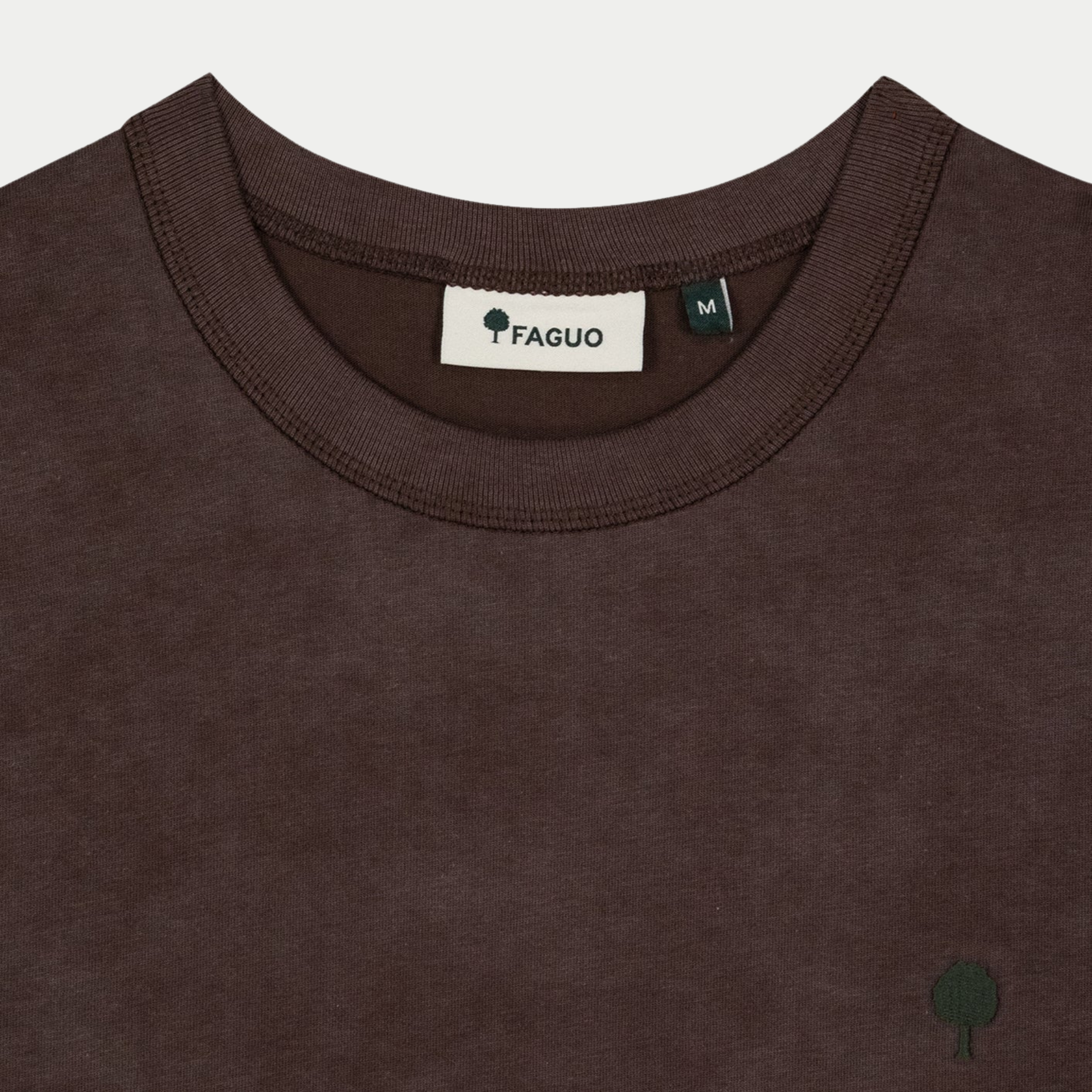 Encolure du T-shirt Lugny marron Faguo en plan rapproché, étiquette de col FAGUO écrue