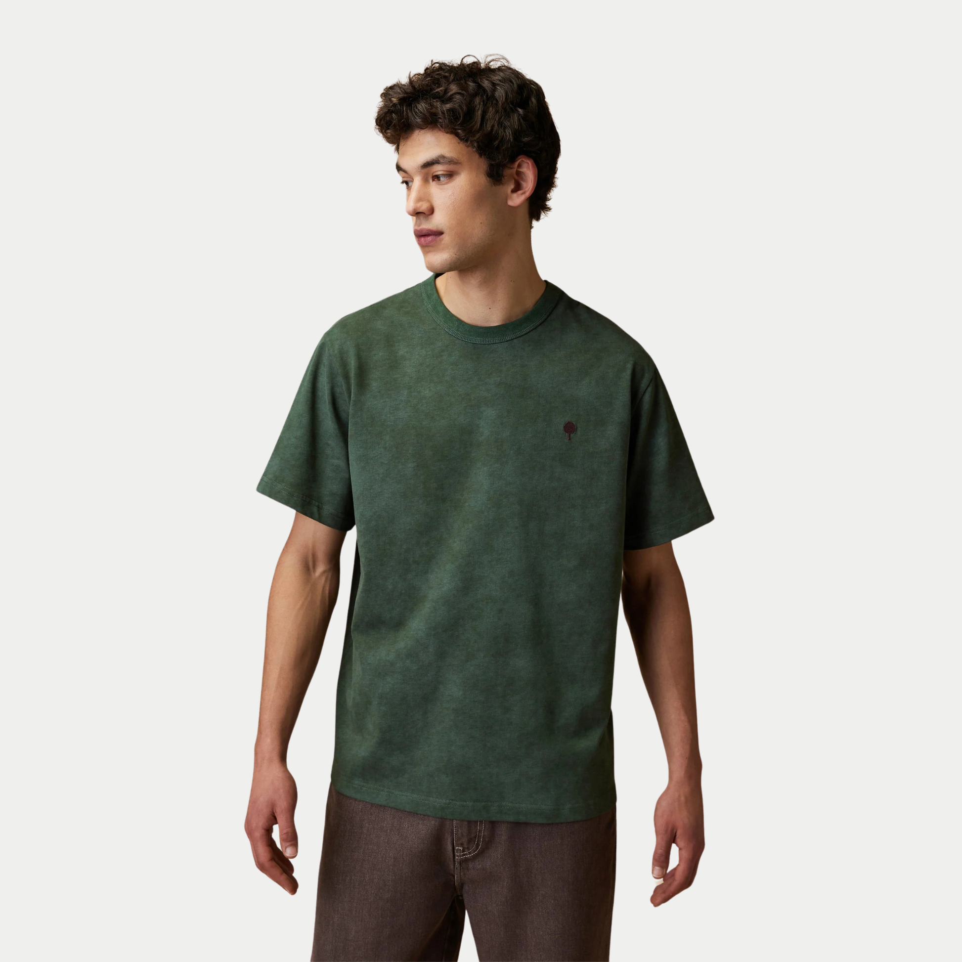 T-shirt Lugny vert foncé Faguo porté de face, coupe large, petite broderie arbre bordeaux sur la poitrine