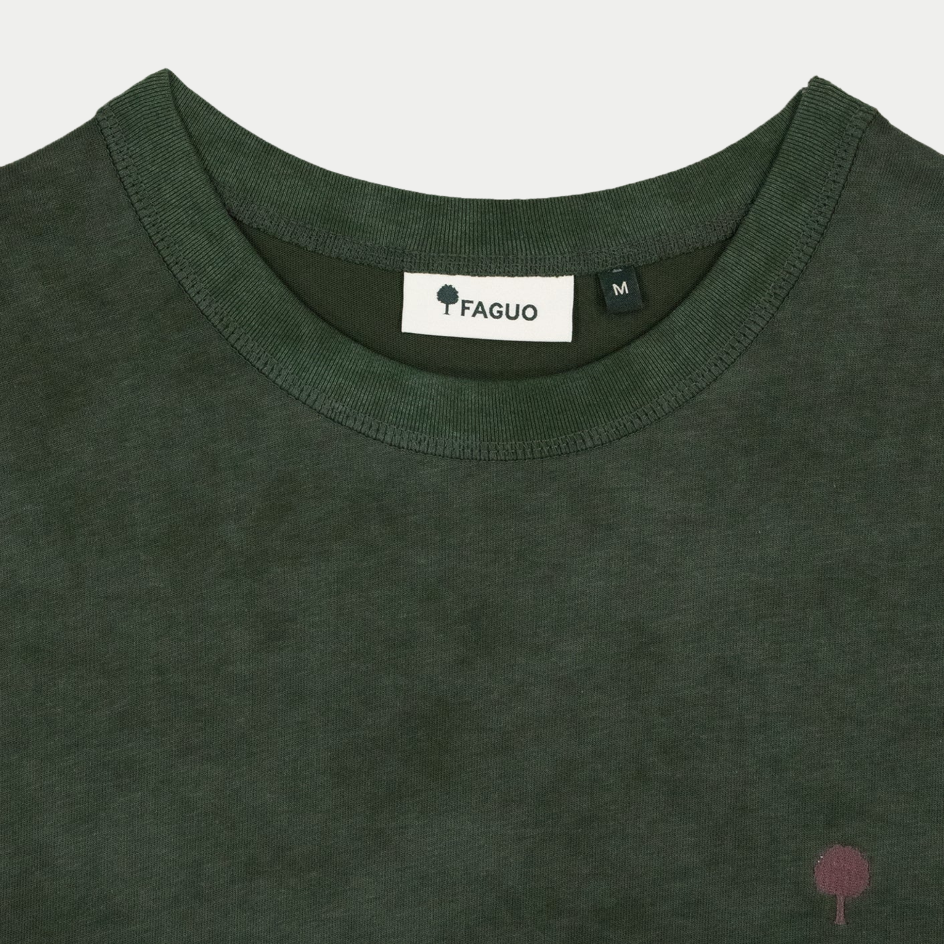 Détail de l'encolure du T-shirt Lugny vert foncé Faguo : bord-côte épais et étiquette tissée FAGUO