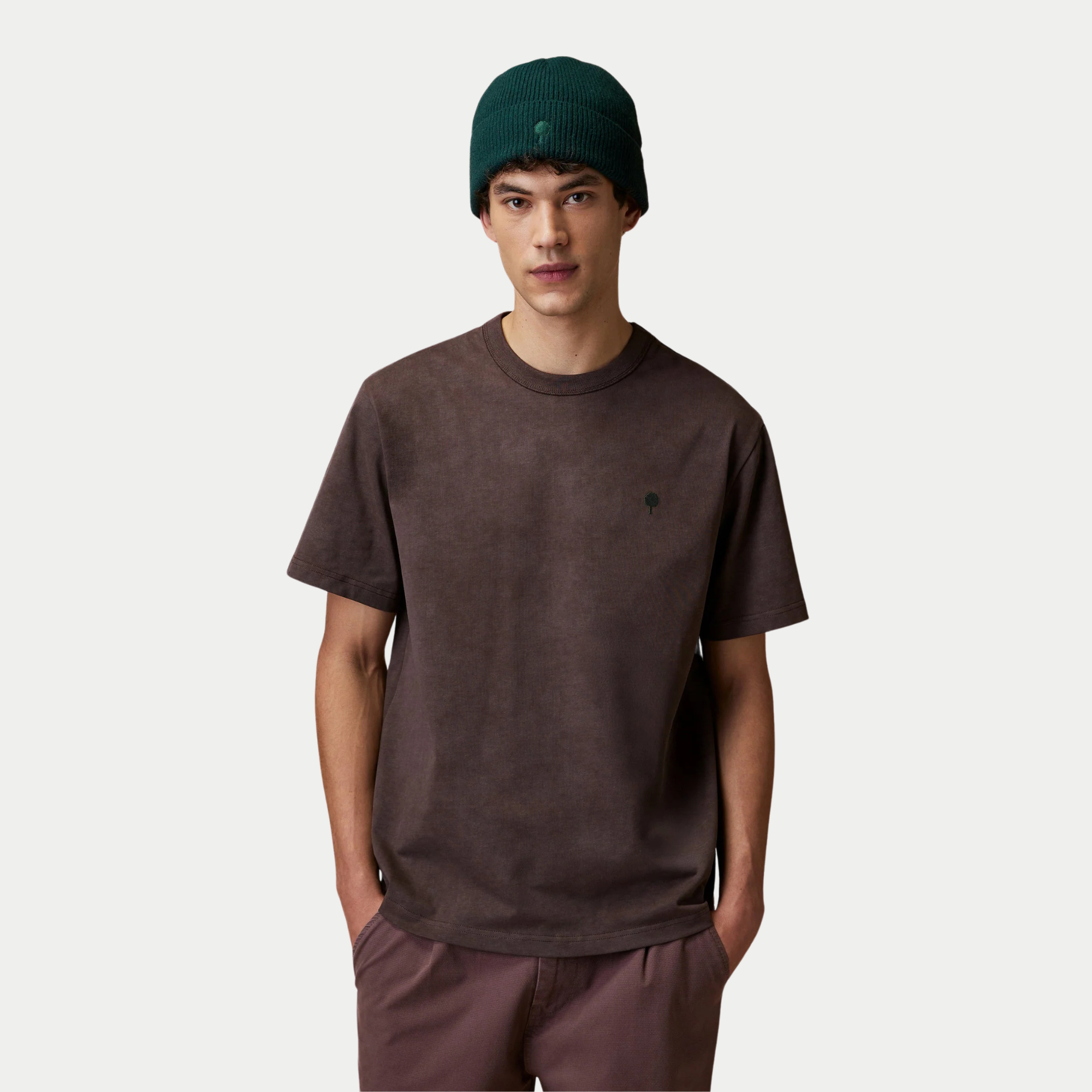 T-shirt Lugny marron Faguo porté de face, coupe large et petite broderie arbre vert foncé en poitrine
