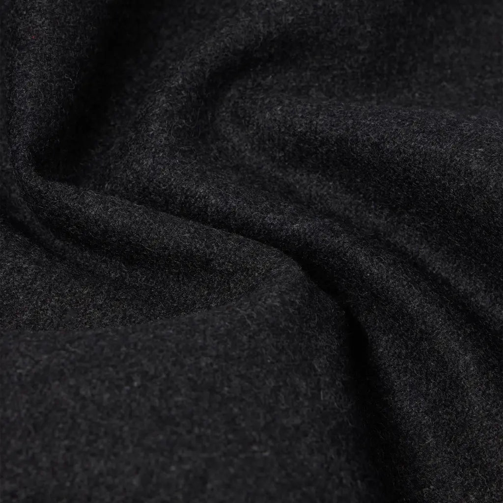 Macro de la laine chinée gris anthracite du manteau Mac, drapé souple et surface duveteuse