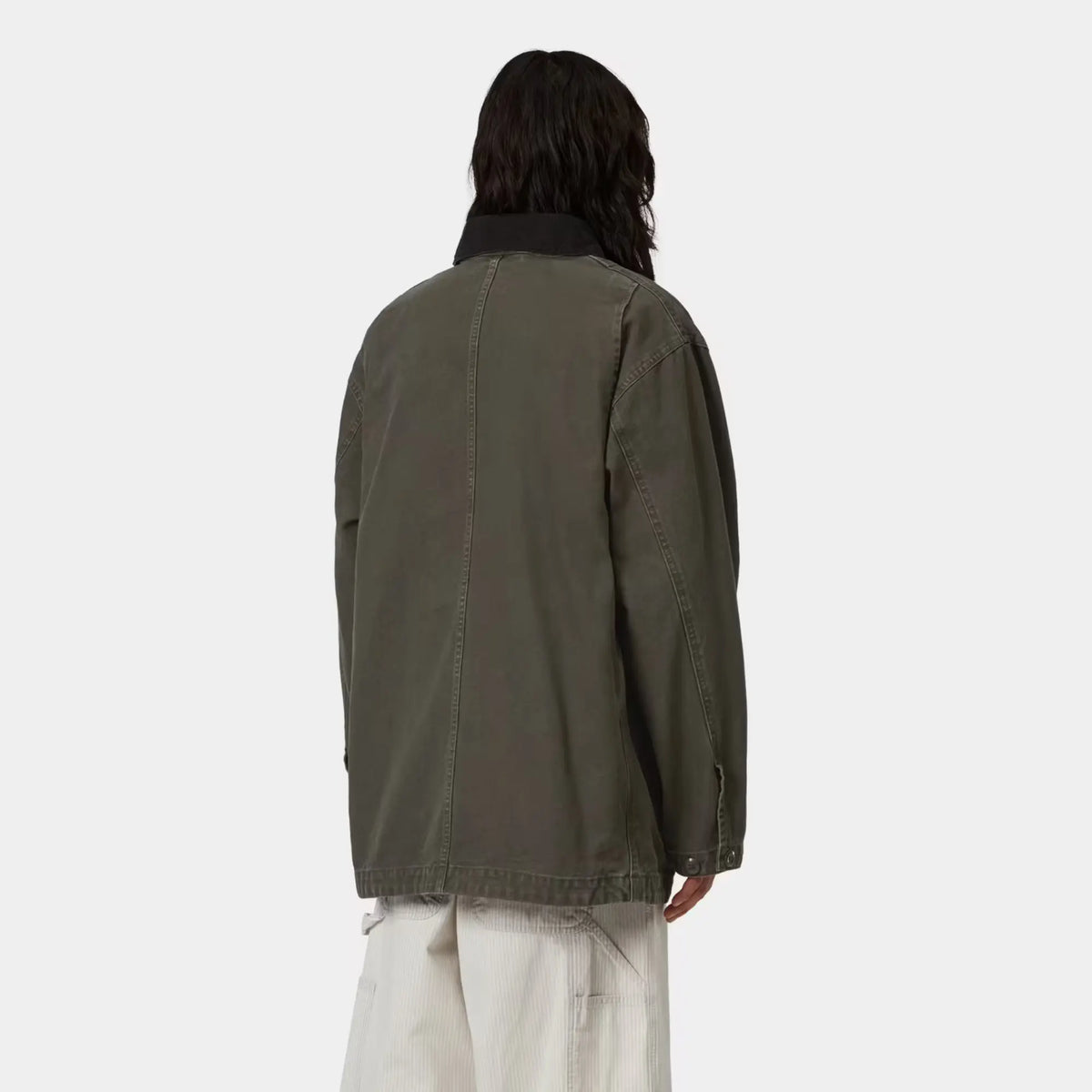 Manteau Prescott vert olive vu de dos porté : épaules tombantes, manches larges, base droite et boutonnée