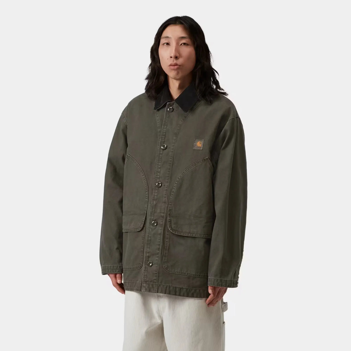 Manteau Prescott Oxide Green porté boutonné : cinq boutons, entrées de poches inclinées, poches à rabat