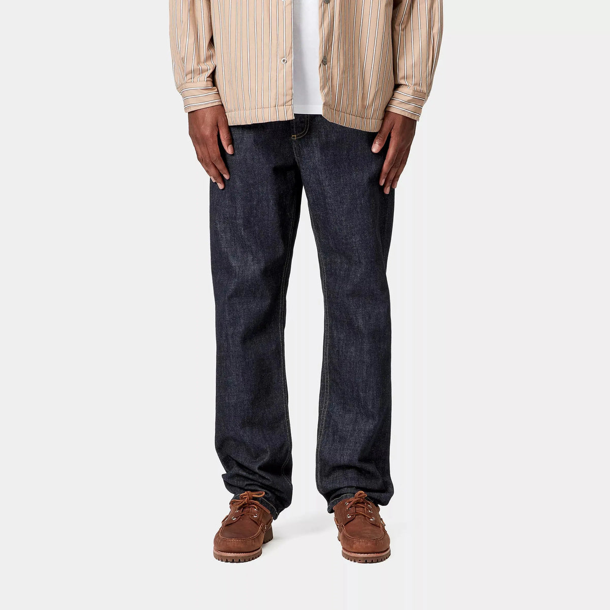 Marlow Pant Blue Rinsed porté de face, coupe droite régulière et jambe qui tombe nette, sans excès de volume