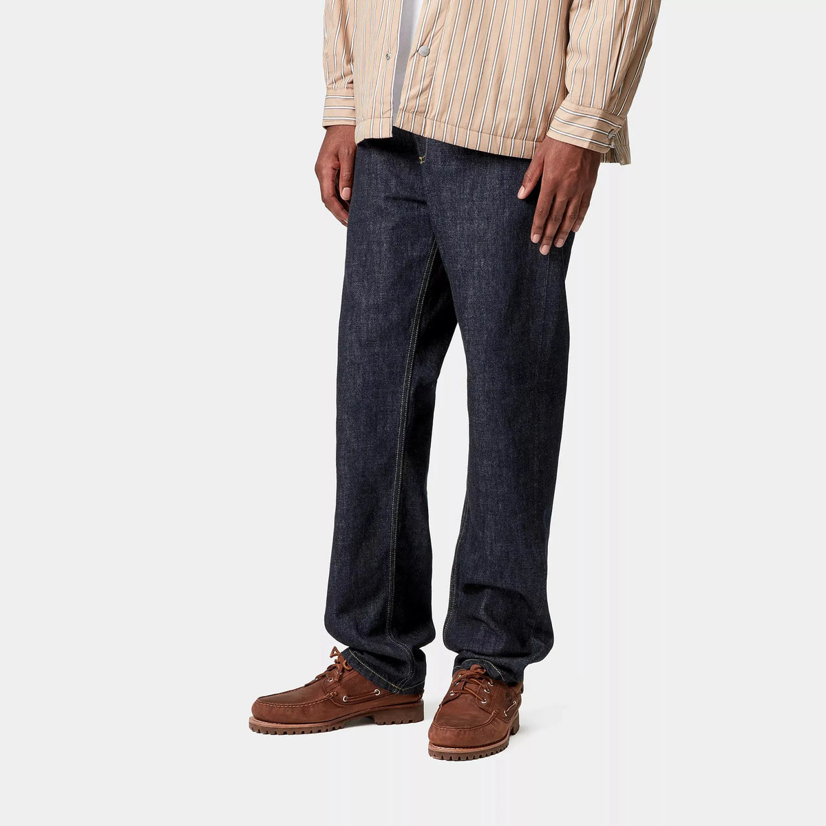 Marlow Pant Blue Rinsed de profil, couture latérale nette et bas de jambe qui se casse sur la chaussure