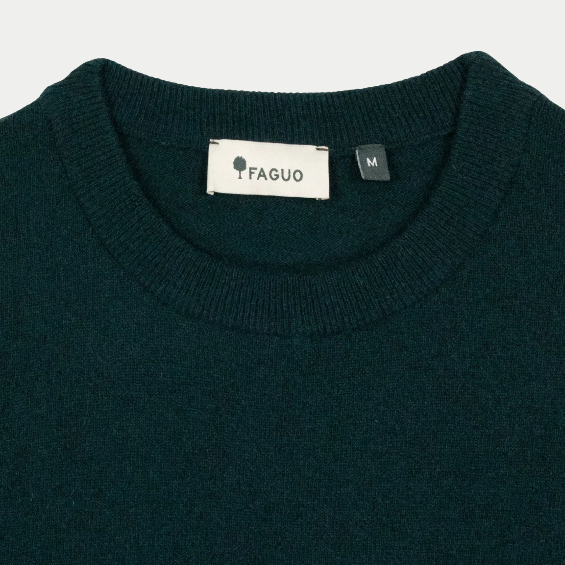 Col rond côtelé et étiquette tissée Faguo, détail du pull Marly Laine Vert Foncé