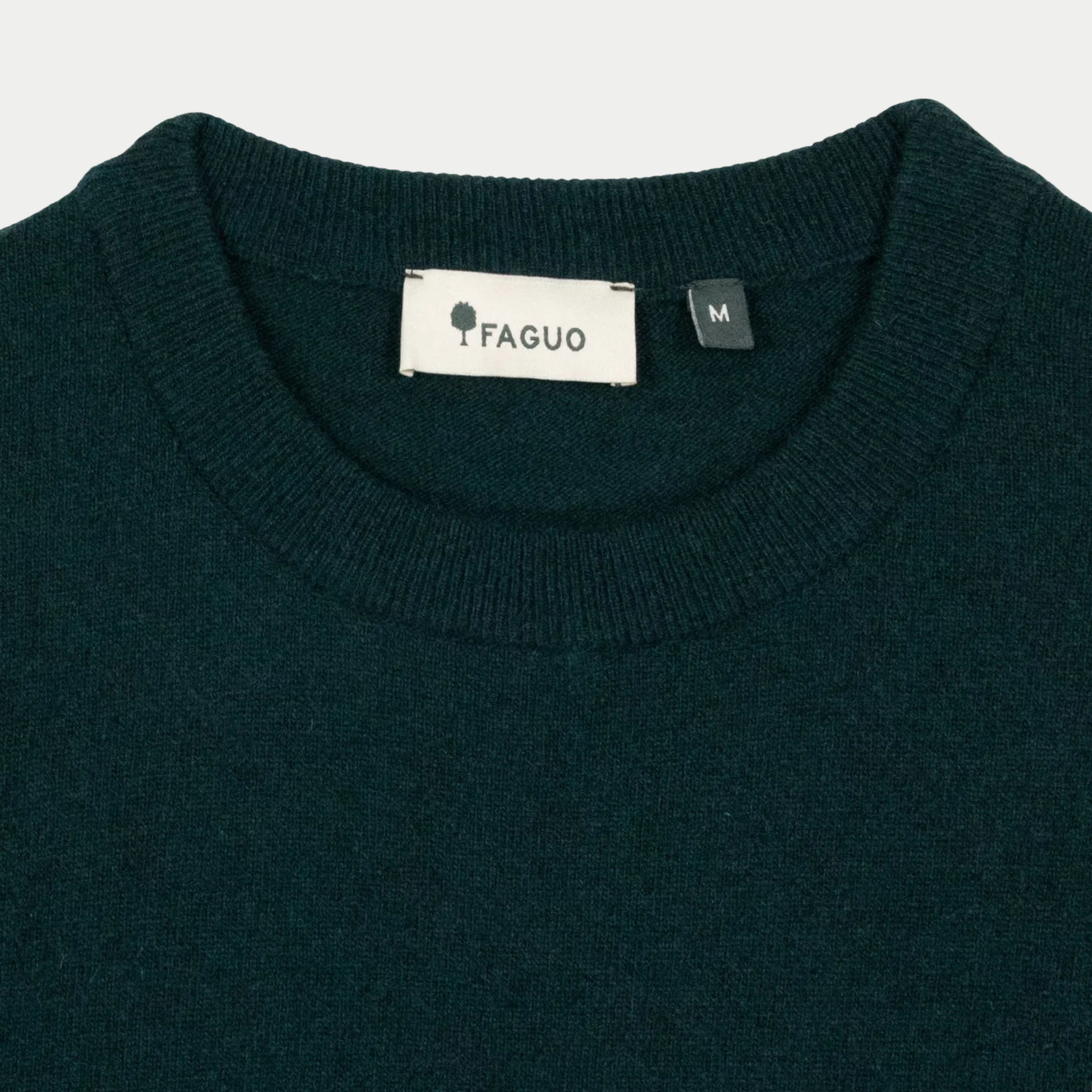 Col rond côtelé et étiquette tissée Faguo, détail du pull Marly Laine Vert Foncé
