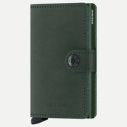 Petit portefeuille en cuir vert sapin fermé, bouton pression métal sur la patte