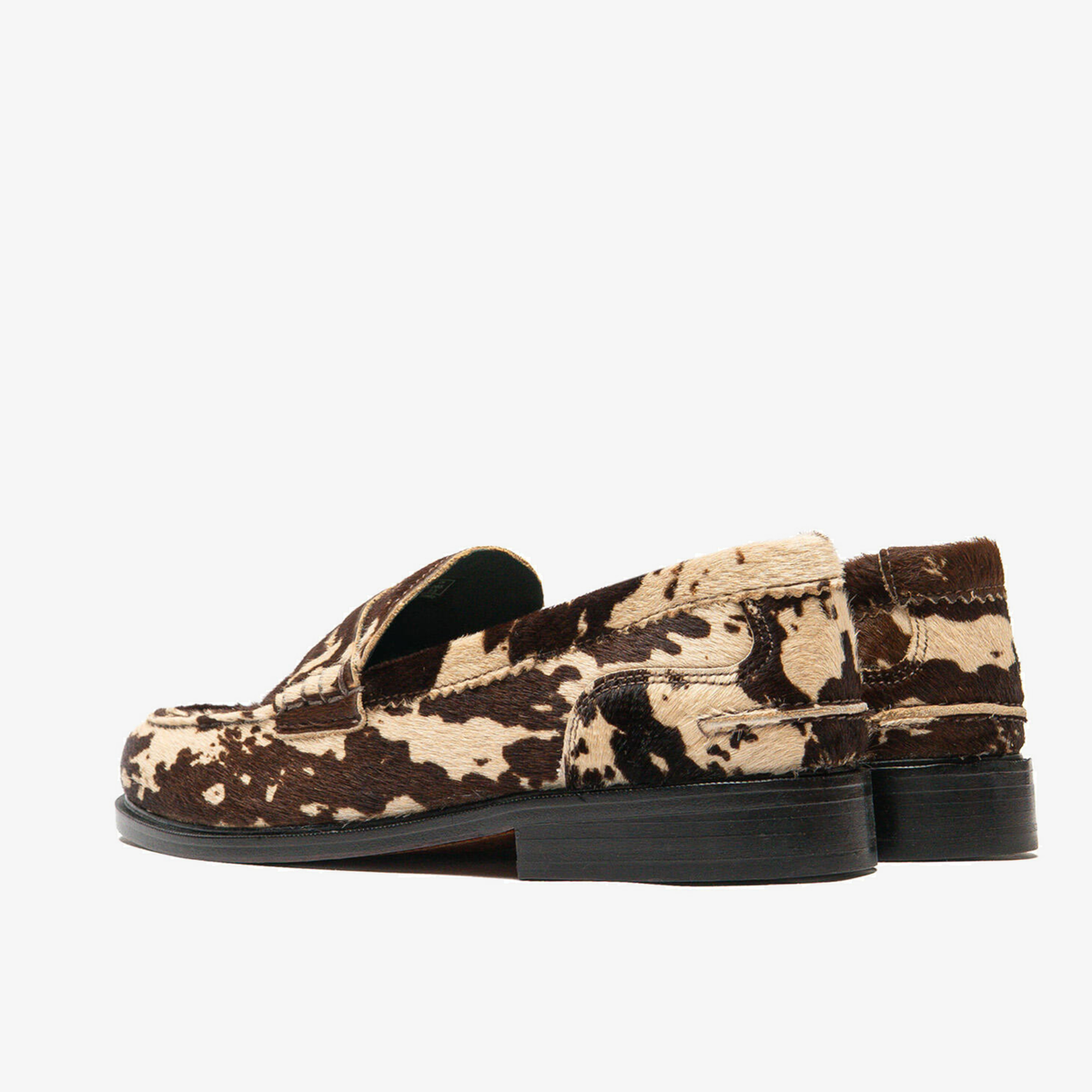 Mocassins Craft James Lo imprimé vache vus de dos, contreforts à poils et talons noirs