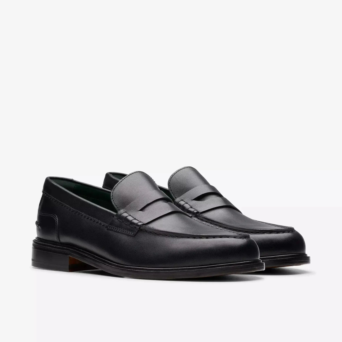 Paire de mocassins Craft James Lo noirs, vue trois-quarts avant sur fond clair