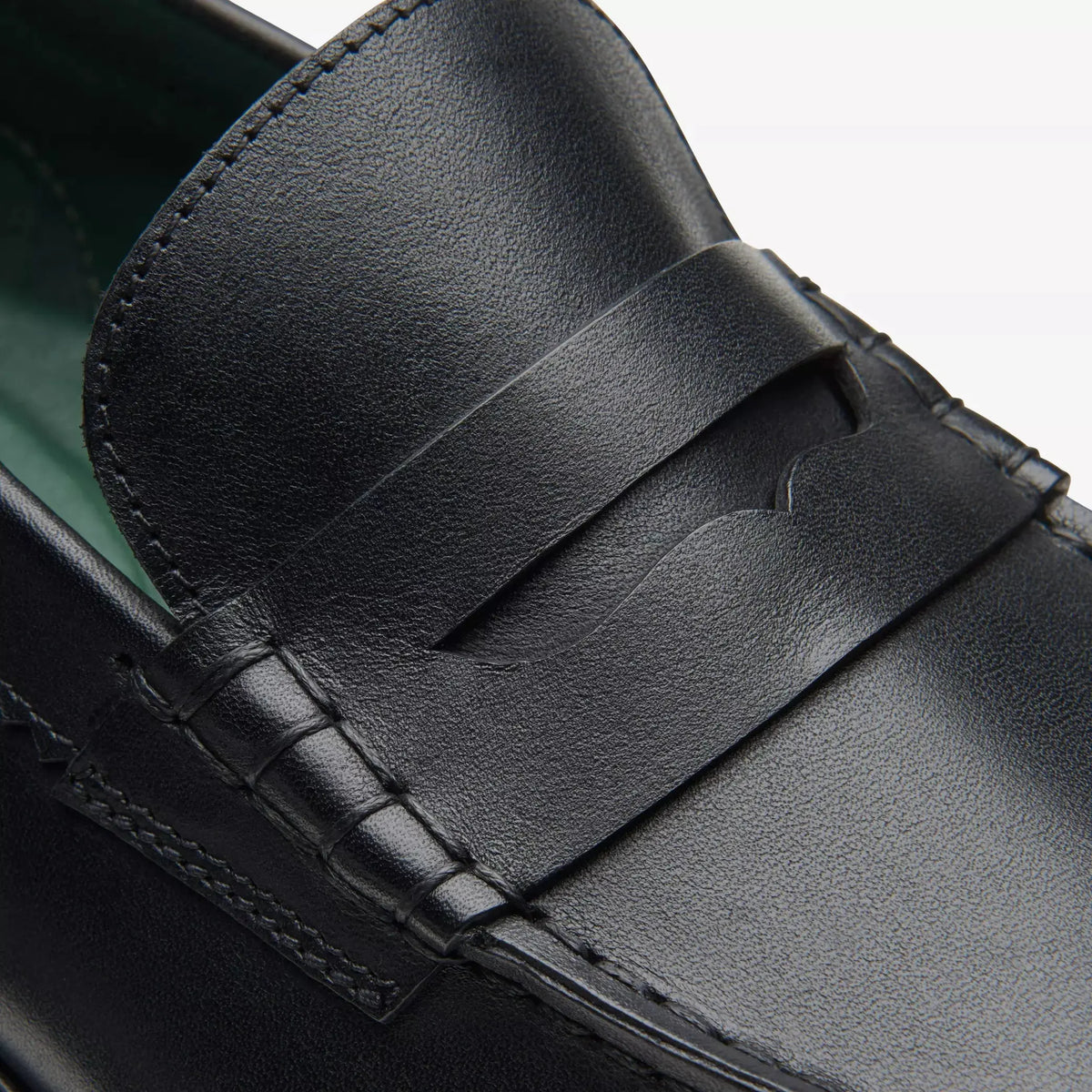 Macro de la bride penny en cuir noir du Craft James Lo et de sa doublure verte