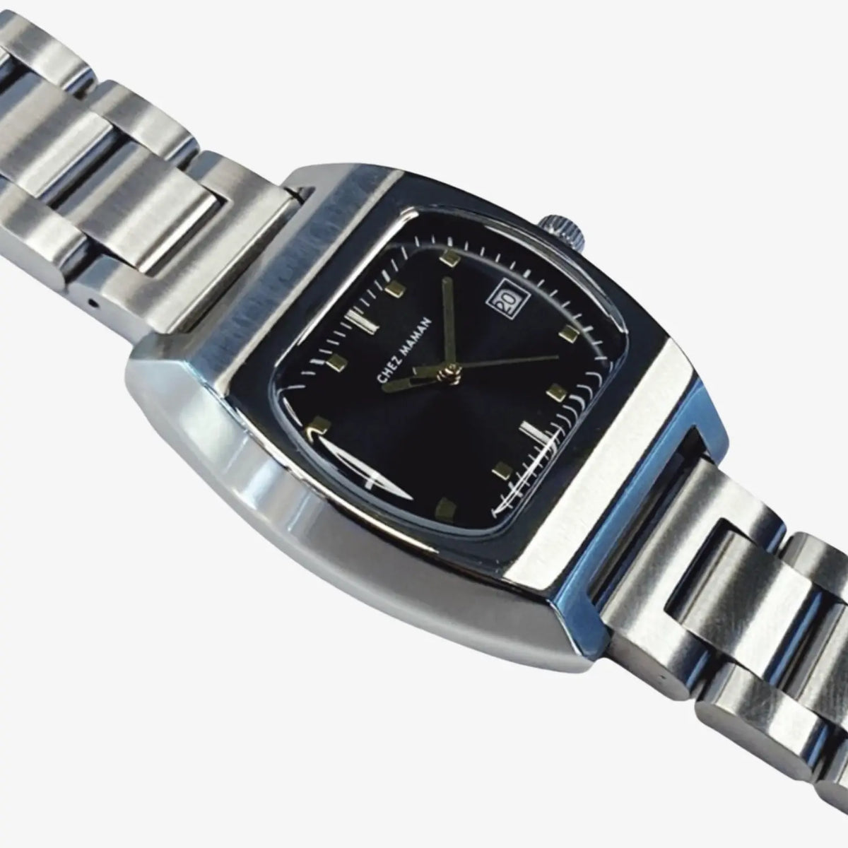 Montre Magnum Black Sand Chez Maman - vue de face, cadran noir à aiguilles dorées, boîtier coussin et bracelet acier