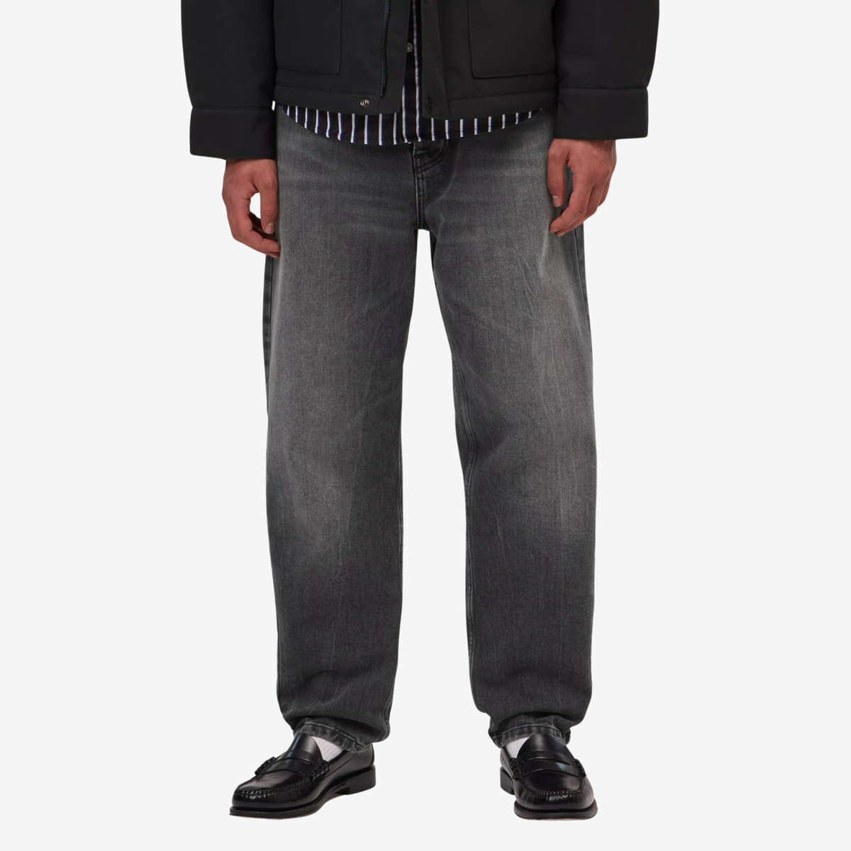 Jean Newel Carhartt WIP Black Marble Used Wash porté de face : jambe fuselée décontractée, bas droit sur mocassins