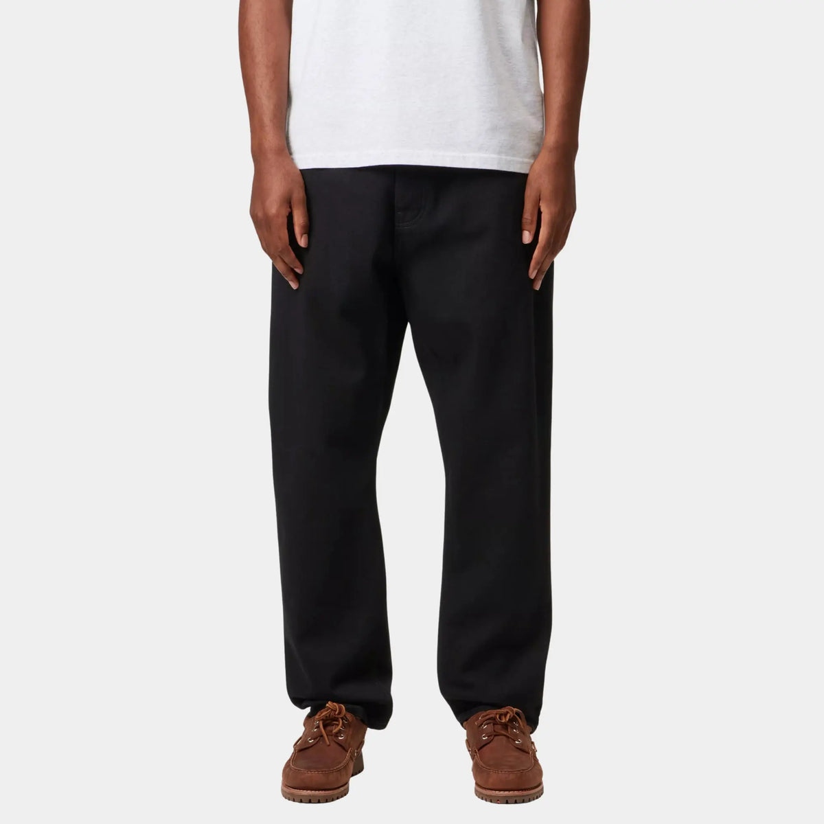 Newel Pant Black One Wash porté de face, noir dense sans aucune patine, jambe ample qui se resserre vers l'ourlet.