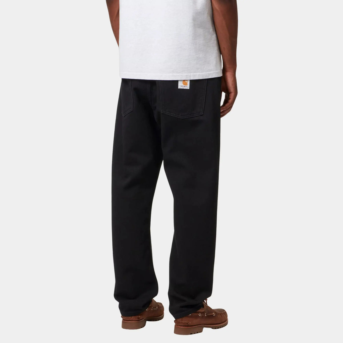 Newel Pant Black One Wash vu de dos une fois porté, poches arrière discrètes et tombé droit sur toute la jambe.