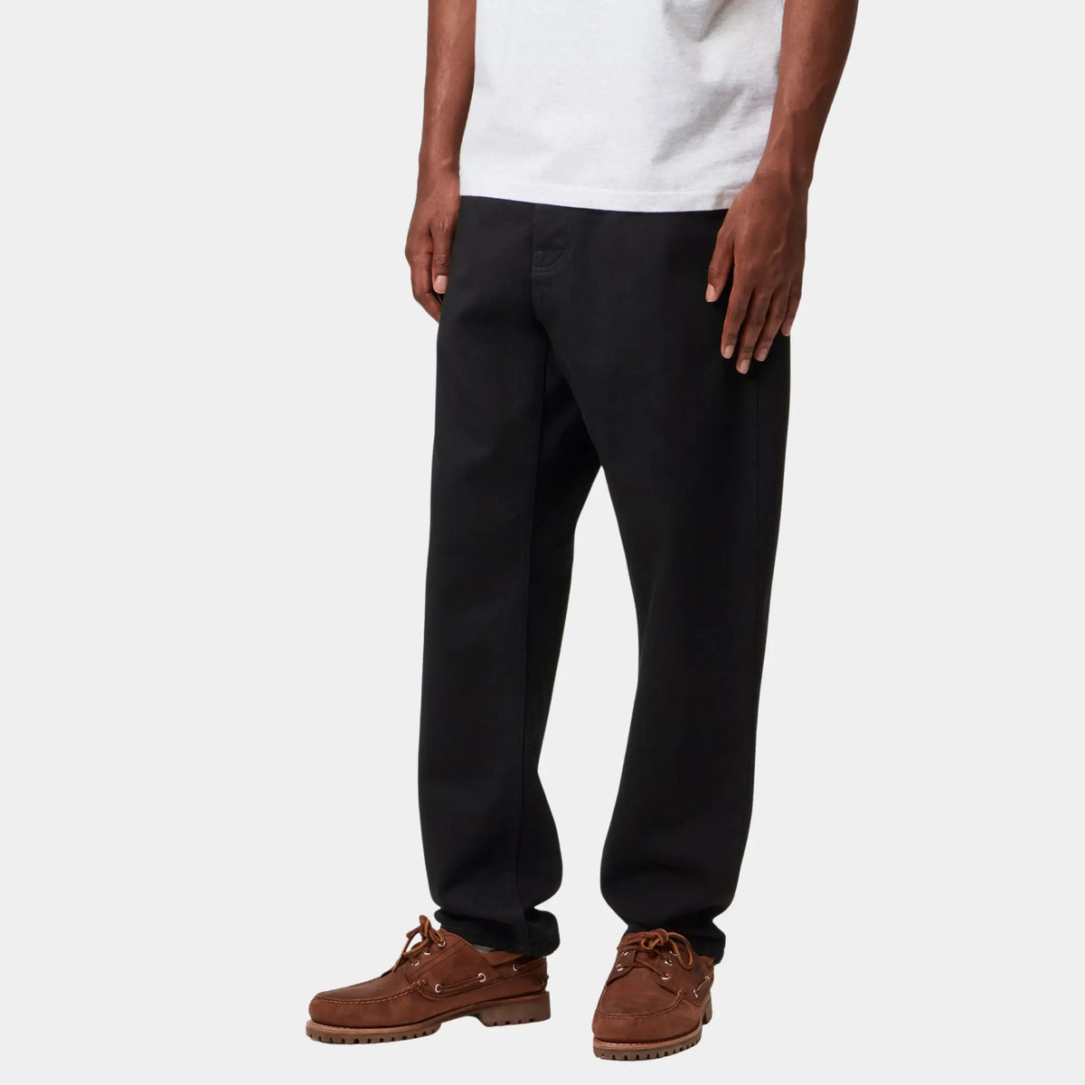 Vue trois-quarts du Newel Pant Black One Wash porté, couture de côté franche sur un noir parfaitement uniforme.