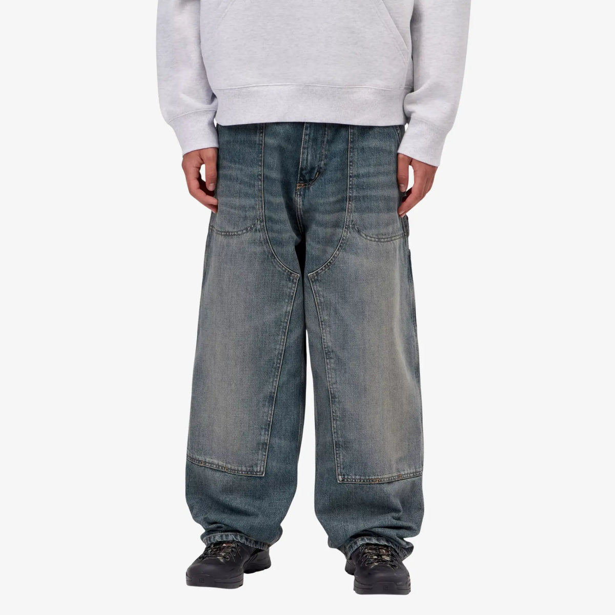 Jean Oakland Carhartt WIP Blue Worn Used Wash porté, coupe loose straight taille basse vue de face