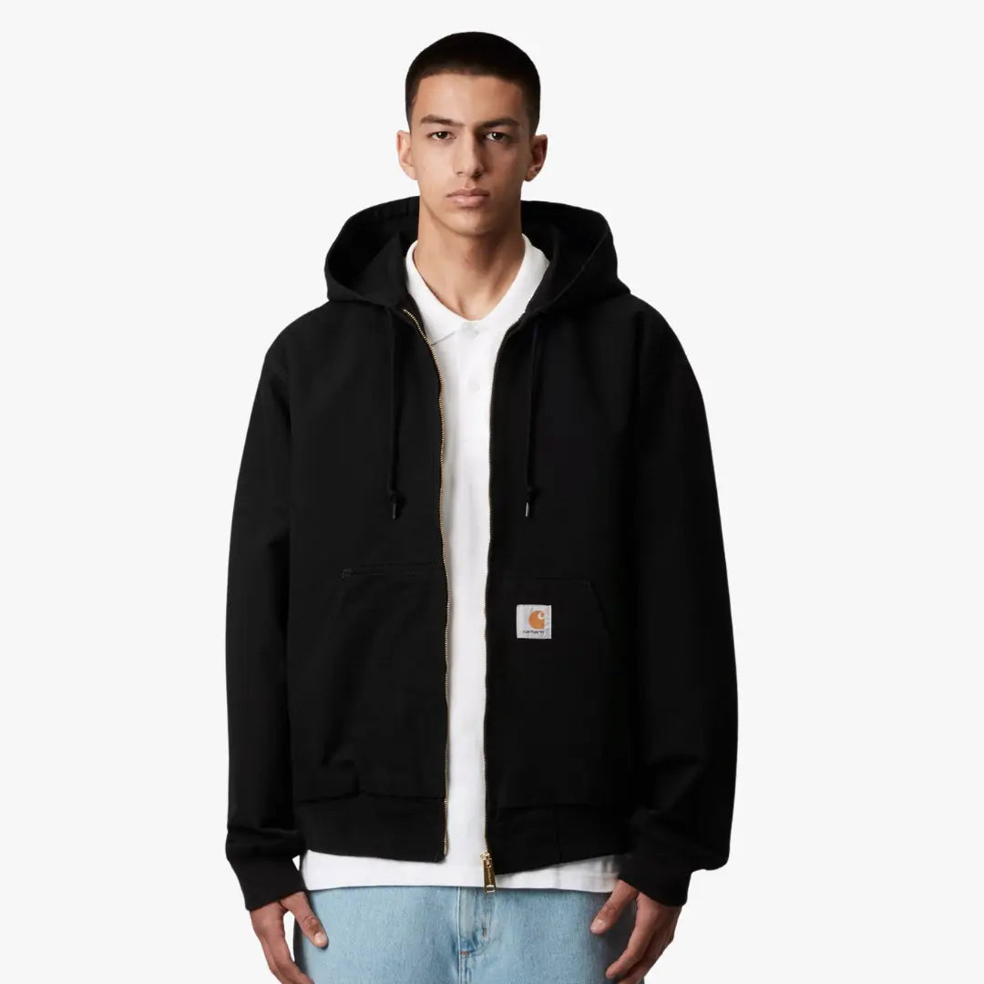 OG Active Jacket noire portée ouverte de face, épaules larges, bas côtelé et zip laiton apparent au centre