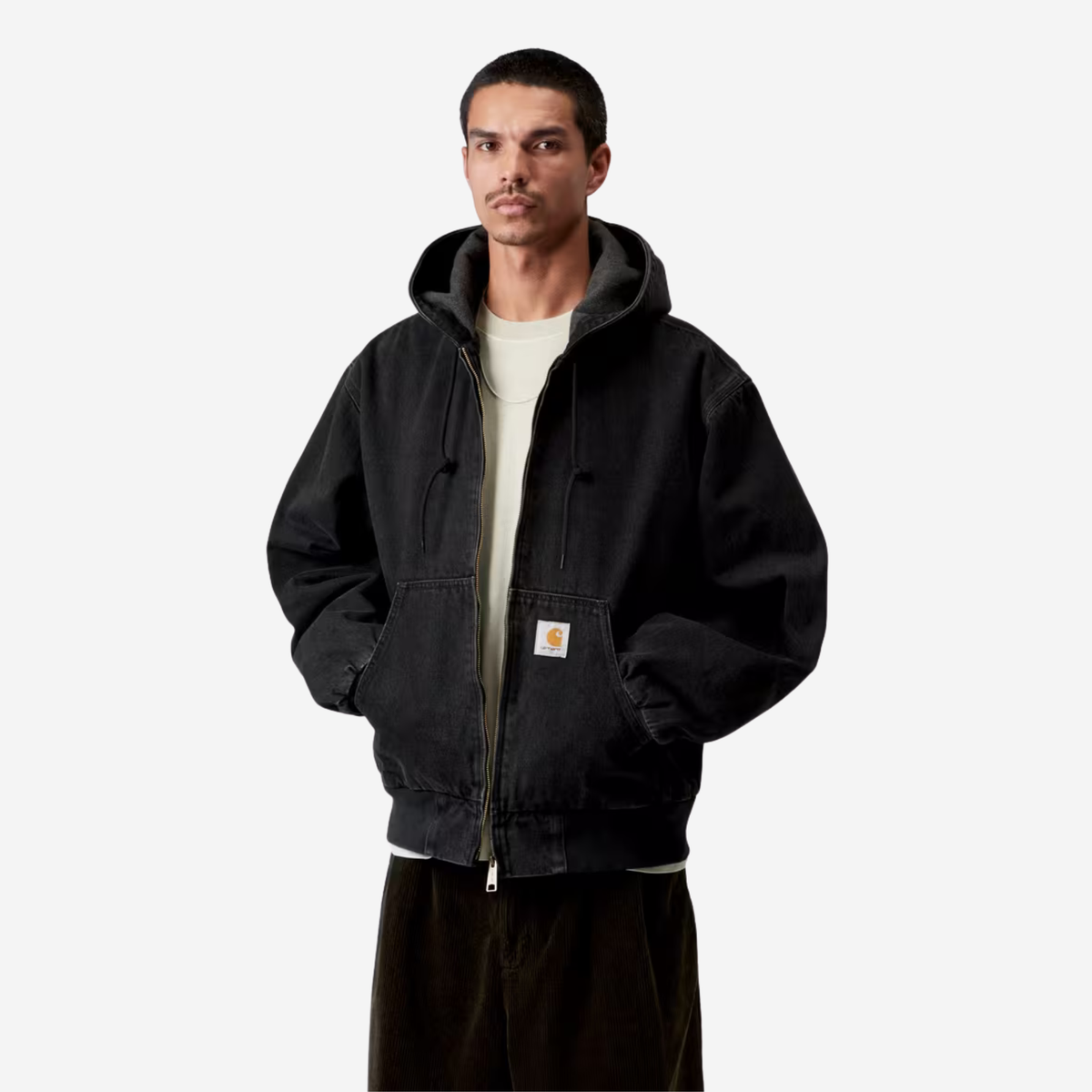Veste OG Active Carhartt WIP en denim noir portée ouverte, capuche à cordon et poche kangourou
