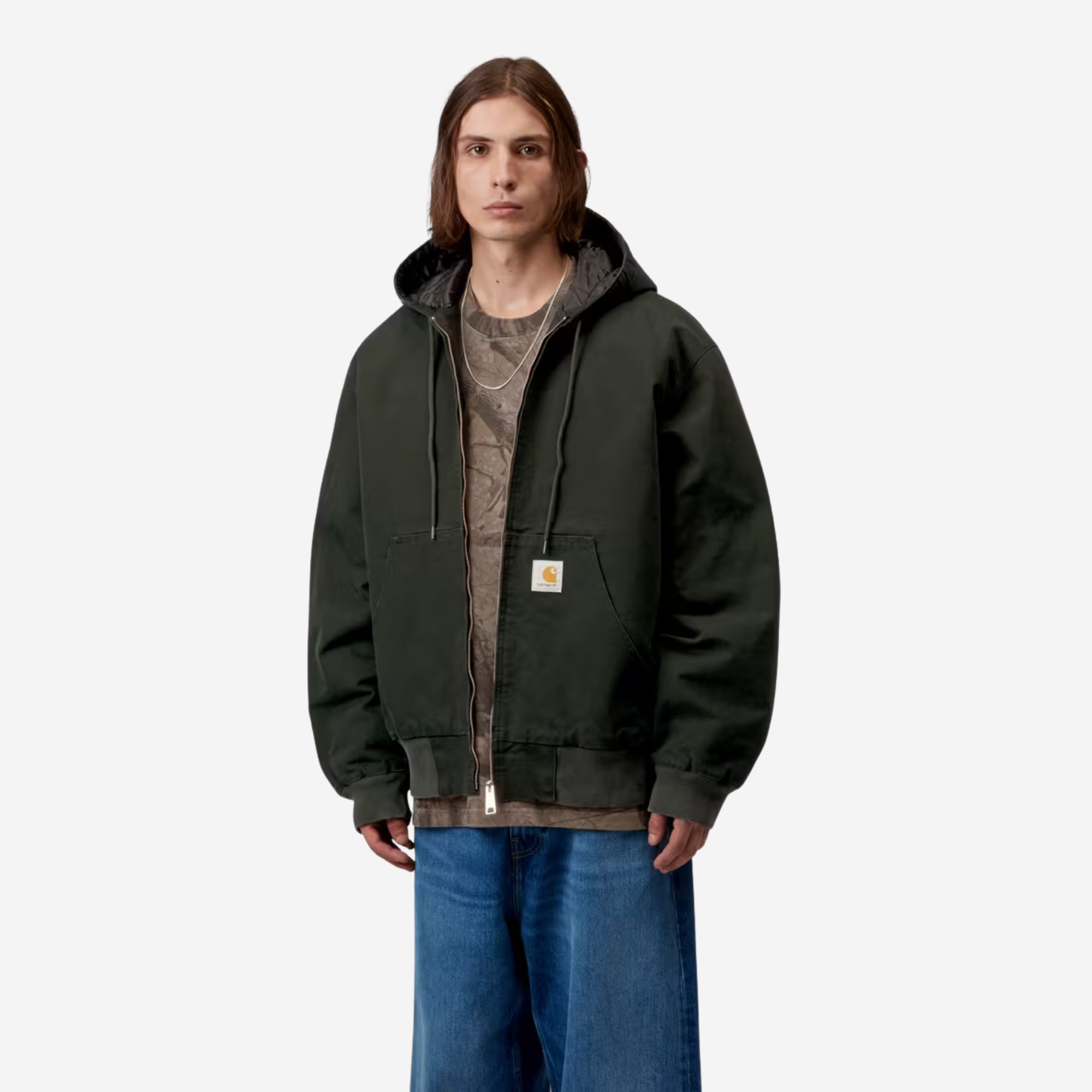 Veste OG Active Carhartt WIP en toile vert sapin portée ouverte, capuche à cordon et Square Label
