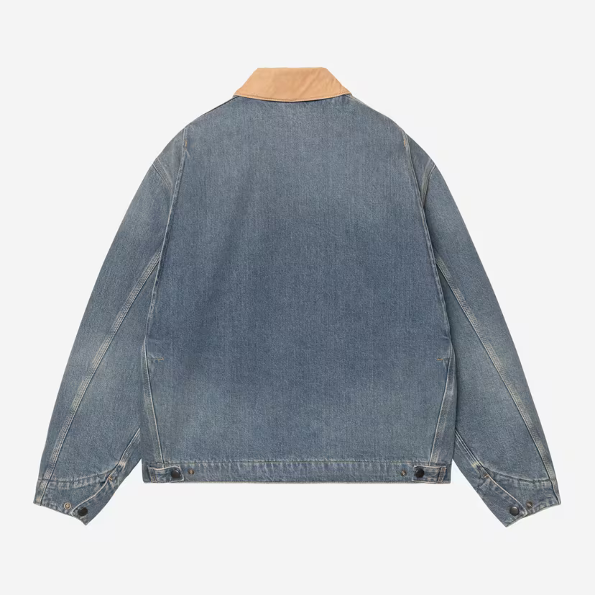 Dos à plat de la veste OG Detroit Carhartt WIP en denim bleu délavé, soufflets et poignets à pression