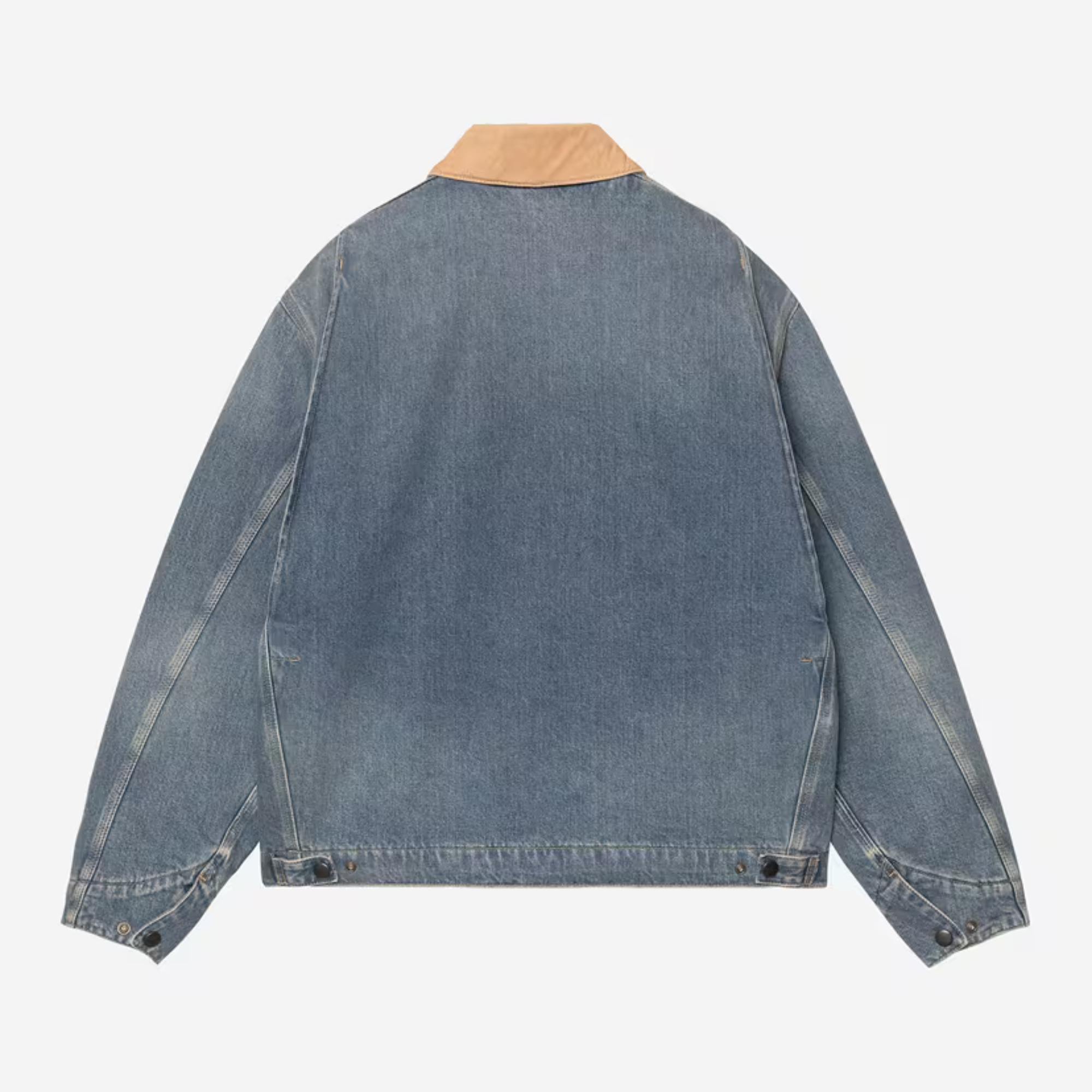 Dos à plat de la veste OG Detroit Carhartt WIP en denim bleu délavé, soufflets et poignets à pression